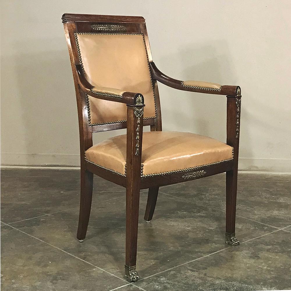 Paire de fauteuils Empire en acajou du 19e siècle avec cuir et montures en bronze en vente 1