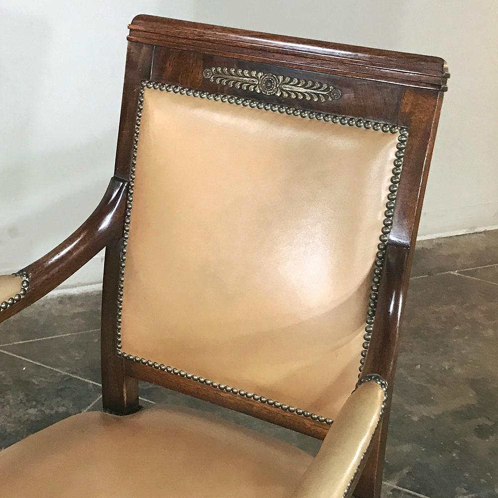 Paire de fauteuils Empire en acajou du 19e siècle avec cuir et montures en bronze en vente 2