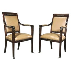 Paire de fauteuils Empire en acajou du 19e siècle avec cuir et montures en bronze