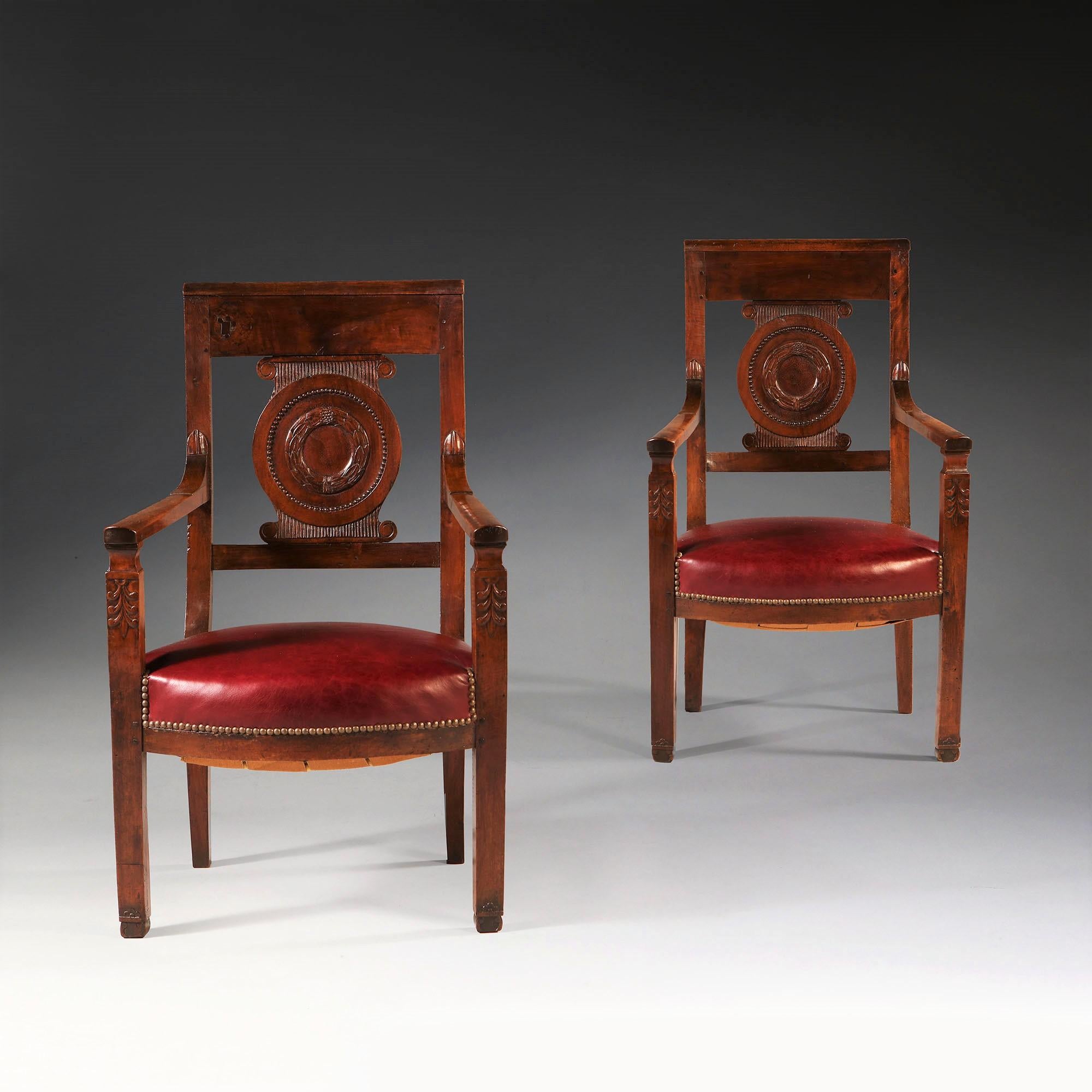 Poli Paire de fauteuils ou fauteuils rouges Empire français en acajou et bois de marron du 19ème siècle en vente