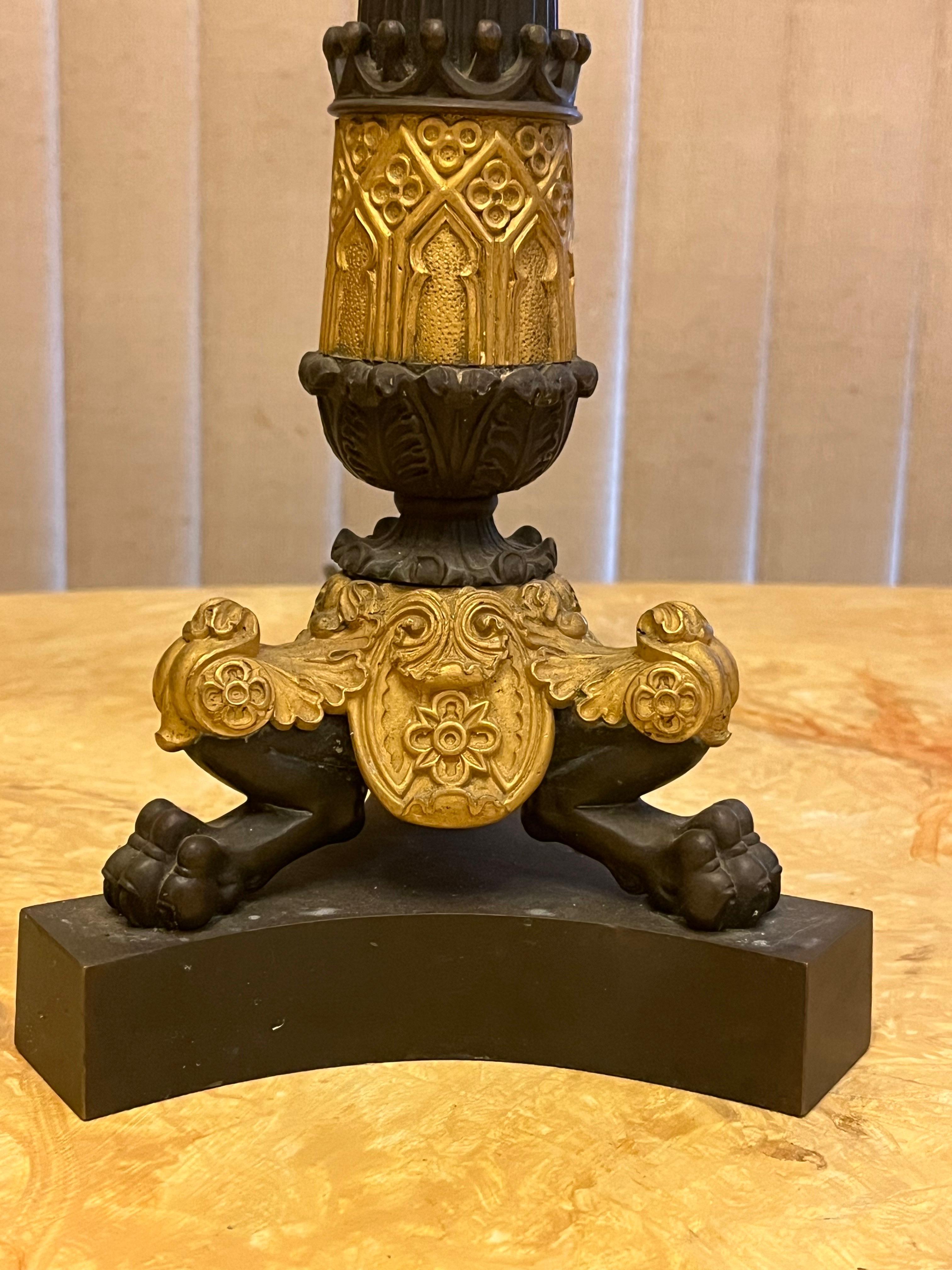 Pareja de Lámparas Candelabro Imperio Francés Siglo XIX de Bronce Patinado Ormolu. en Bueno estado para la venta en Vero Beach, FL