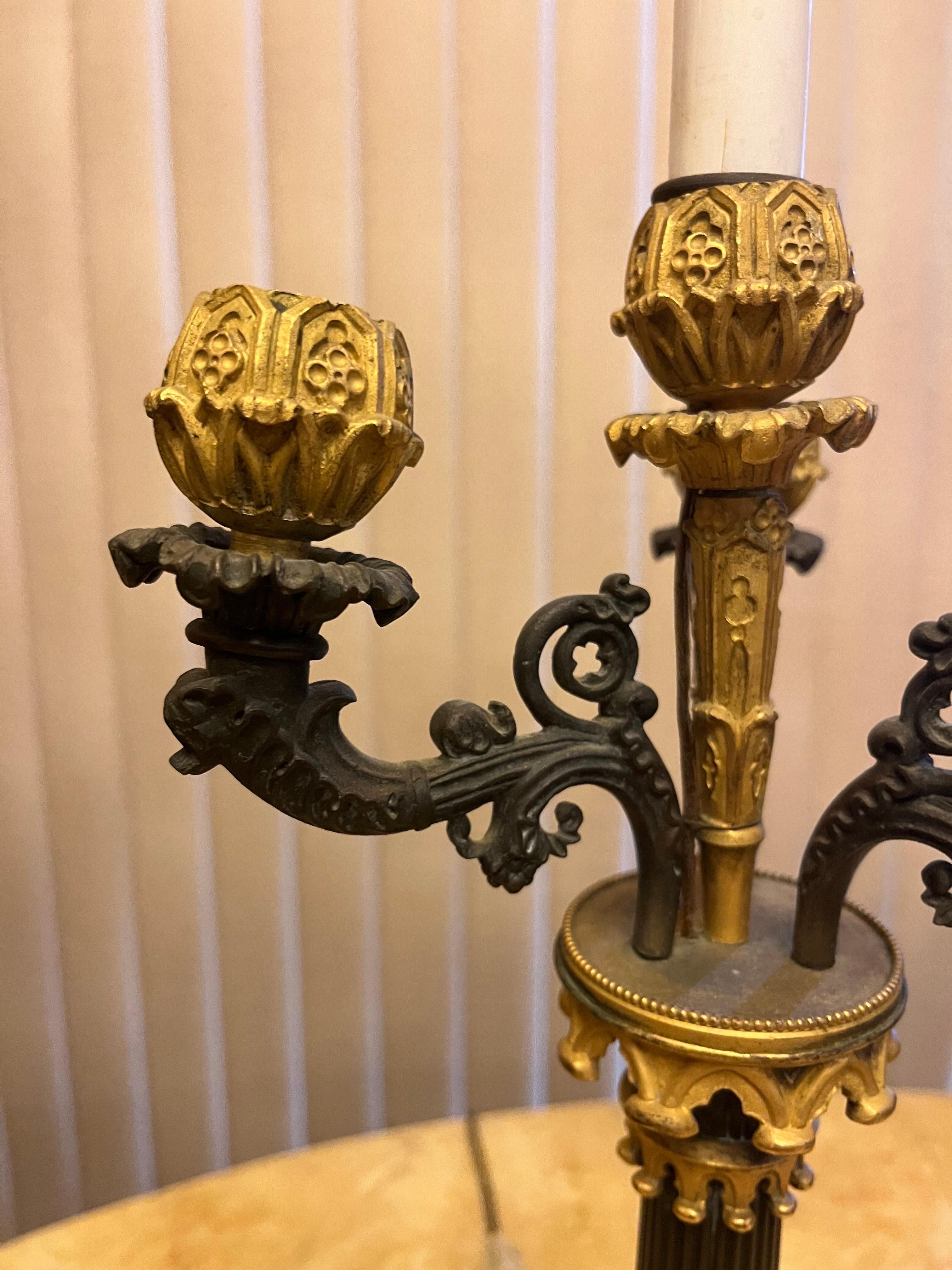 Pareja de Lámparas Candelabro Imperio Francés Siglo XIX de Bronce Patinado Ormolu. siglo XIX en venta