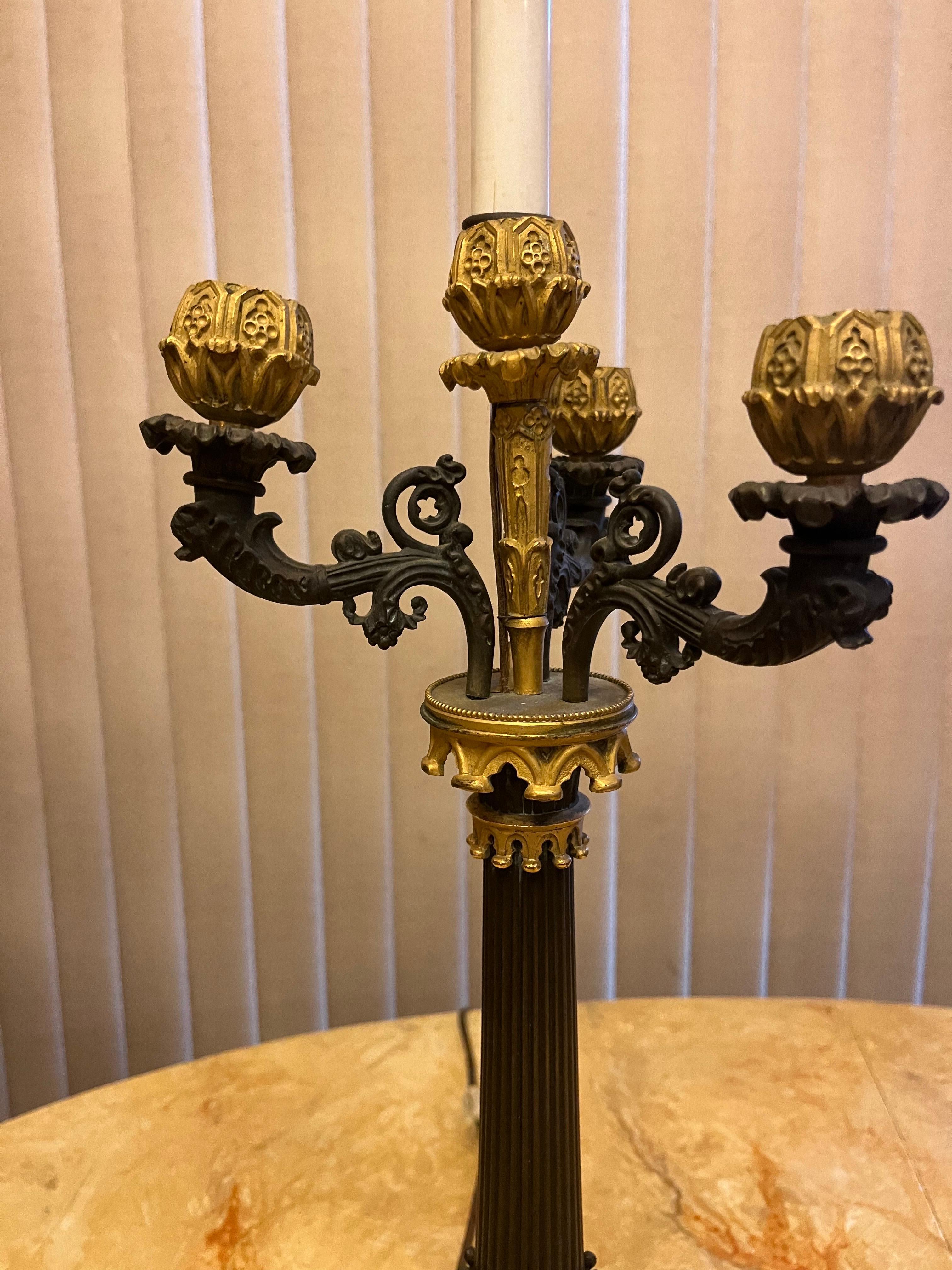 Pareja de Lámparas Candelabro Imperio Francés Siglo XIX de Bronce Patinado Ormolu. en venta 2