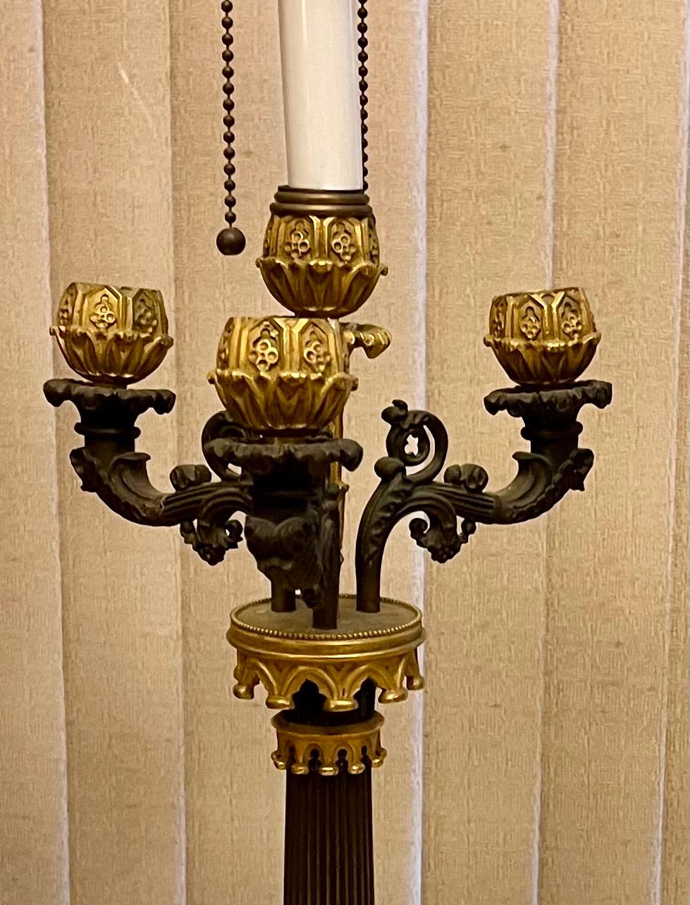 Pareja de Lámparas Candelabro Imperio Francés Siglo XIX de Bronce Patinado Ormolu. en venta 5