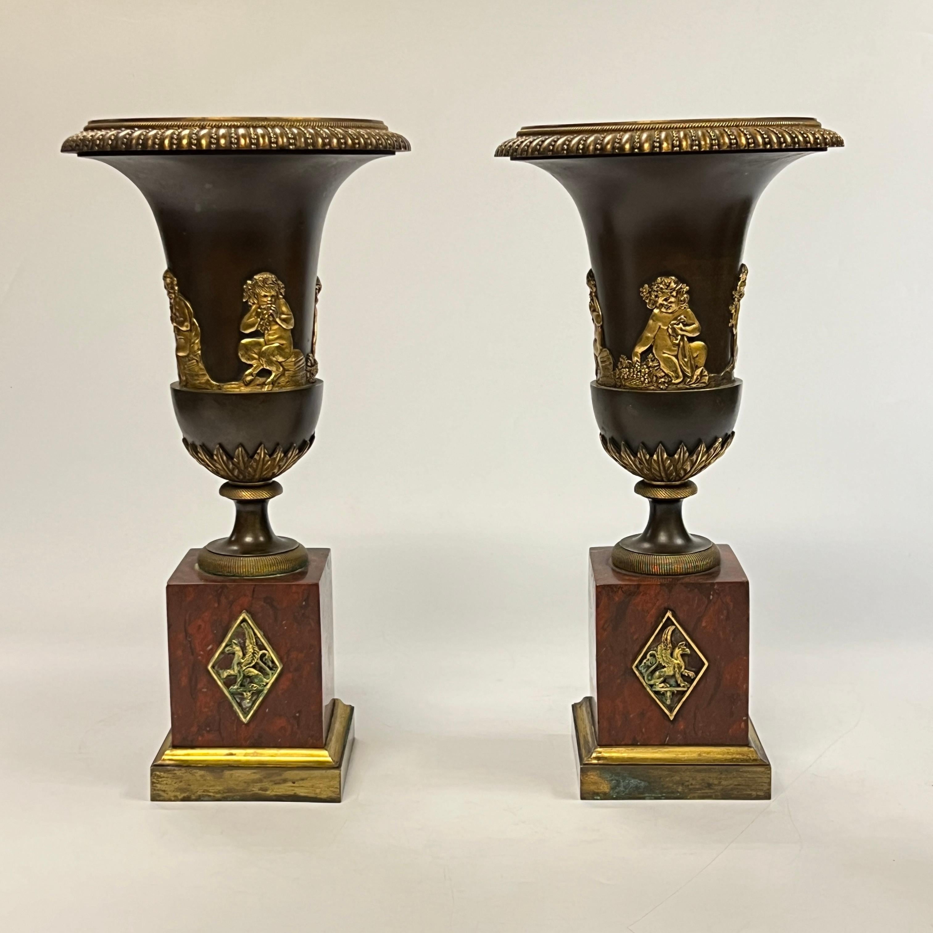 Coppia di vasi in bronzo dorato e marmo del periodo impero francese del XIX secolo in vendita 3