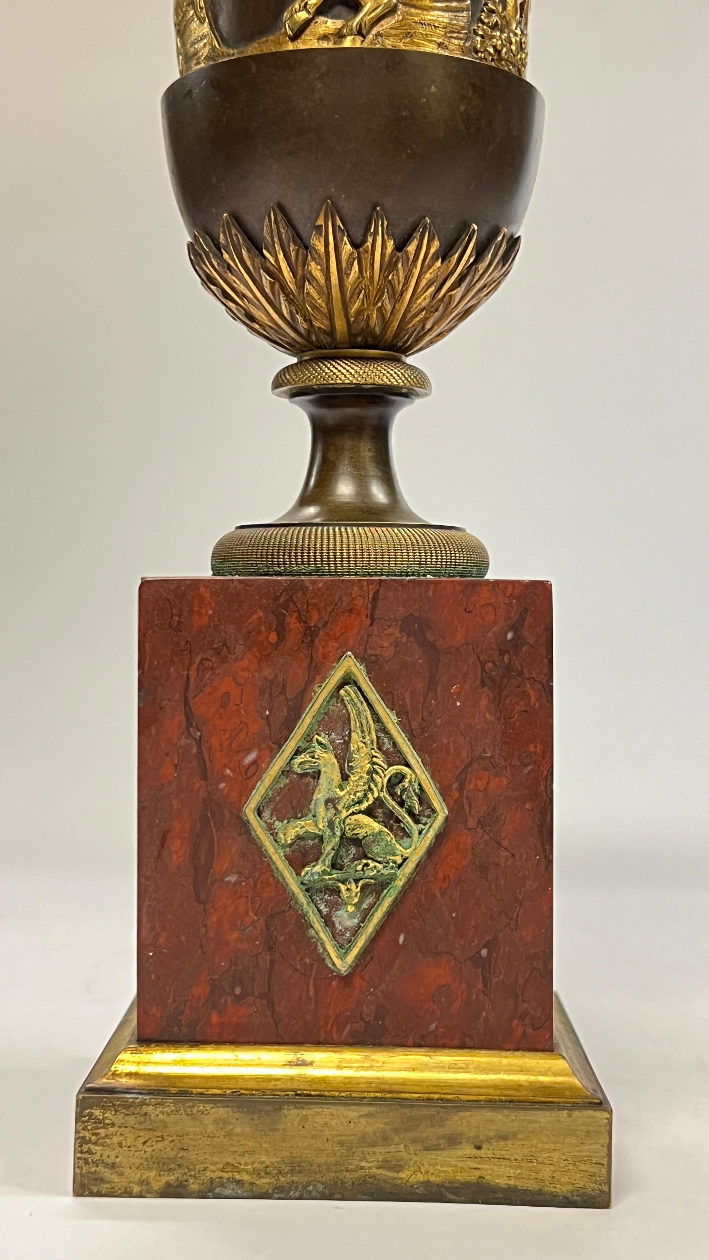 Stile impero Coppia di vasi in bronzo dorato e marmo del periodo impero francese del XIX secolo in vendita