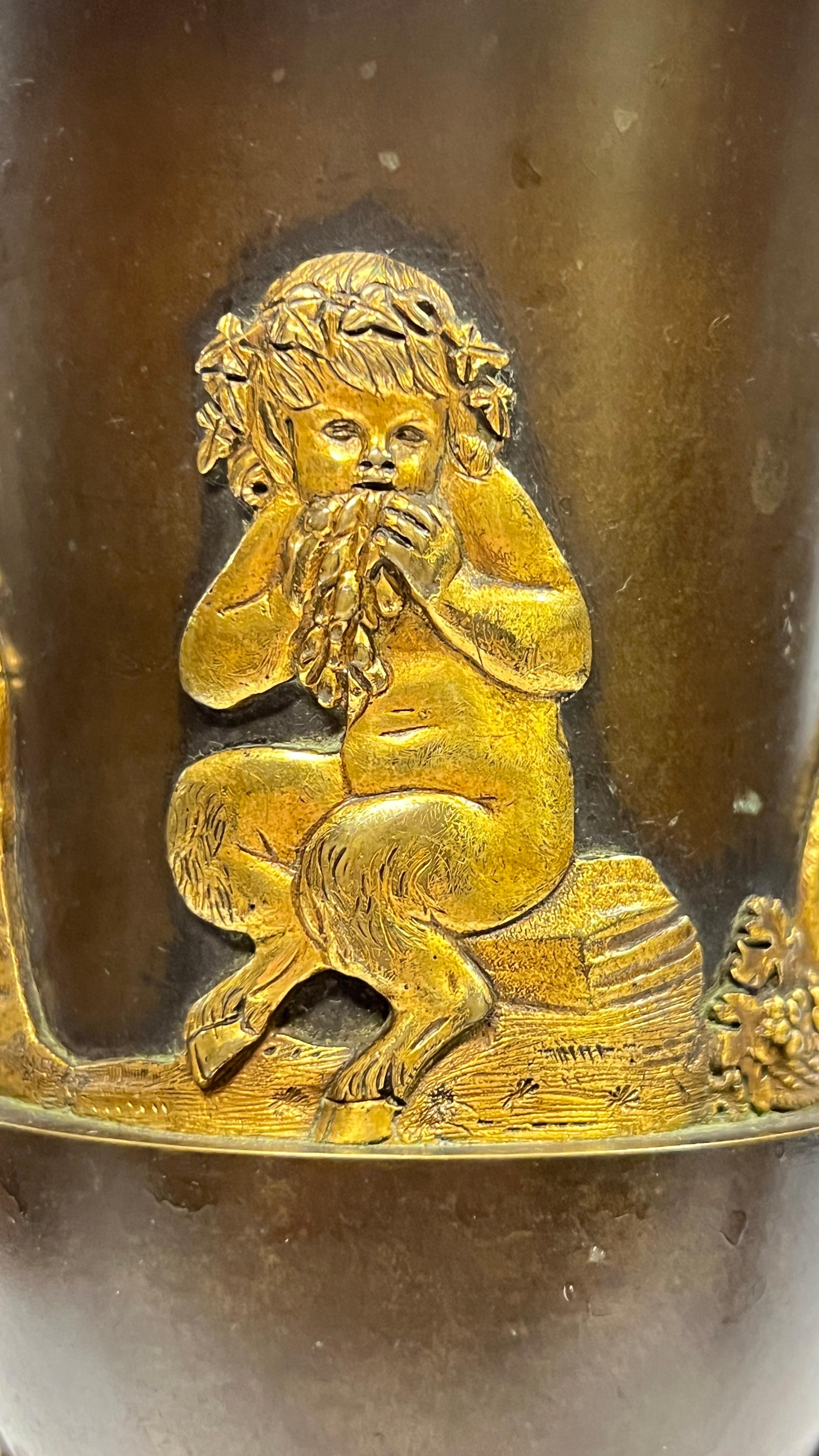 Francese Coppia di vasi in bronzo dorato e marmo del periodo impero francese del XIX secolo in vendita