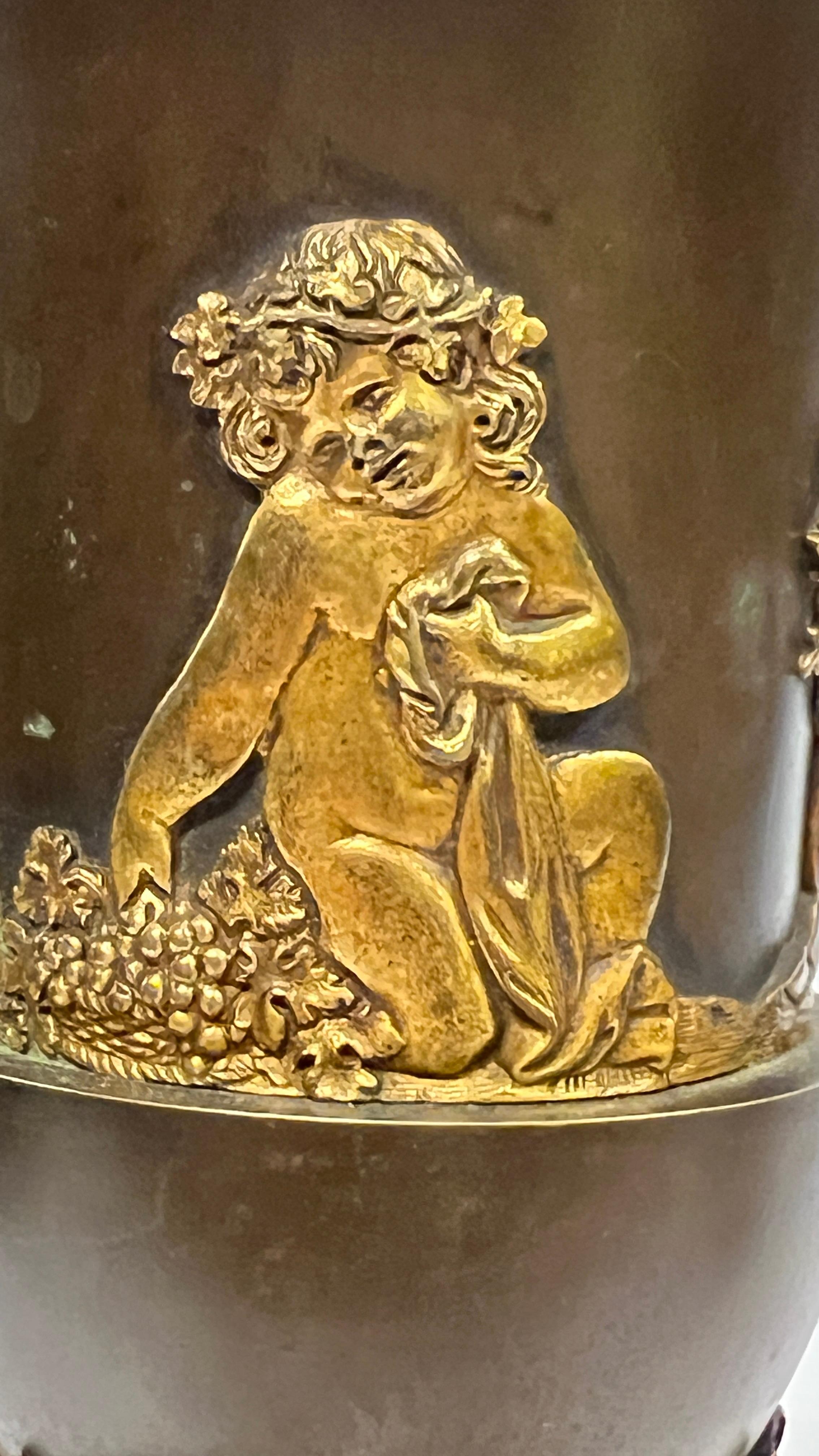 Dorato Coppia di vasi in bronzo dorato e marmo del periodo impero francese del XIX secolo in vendita