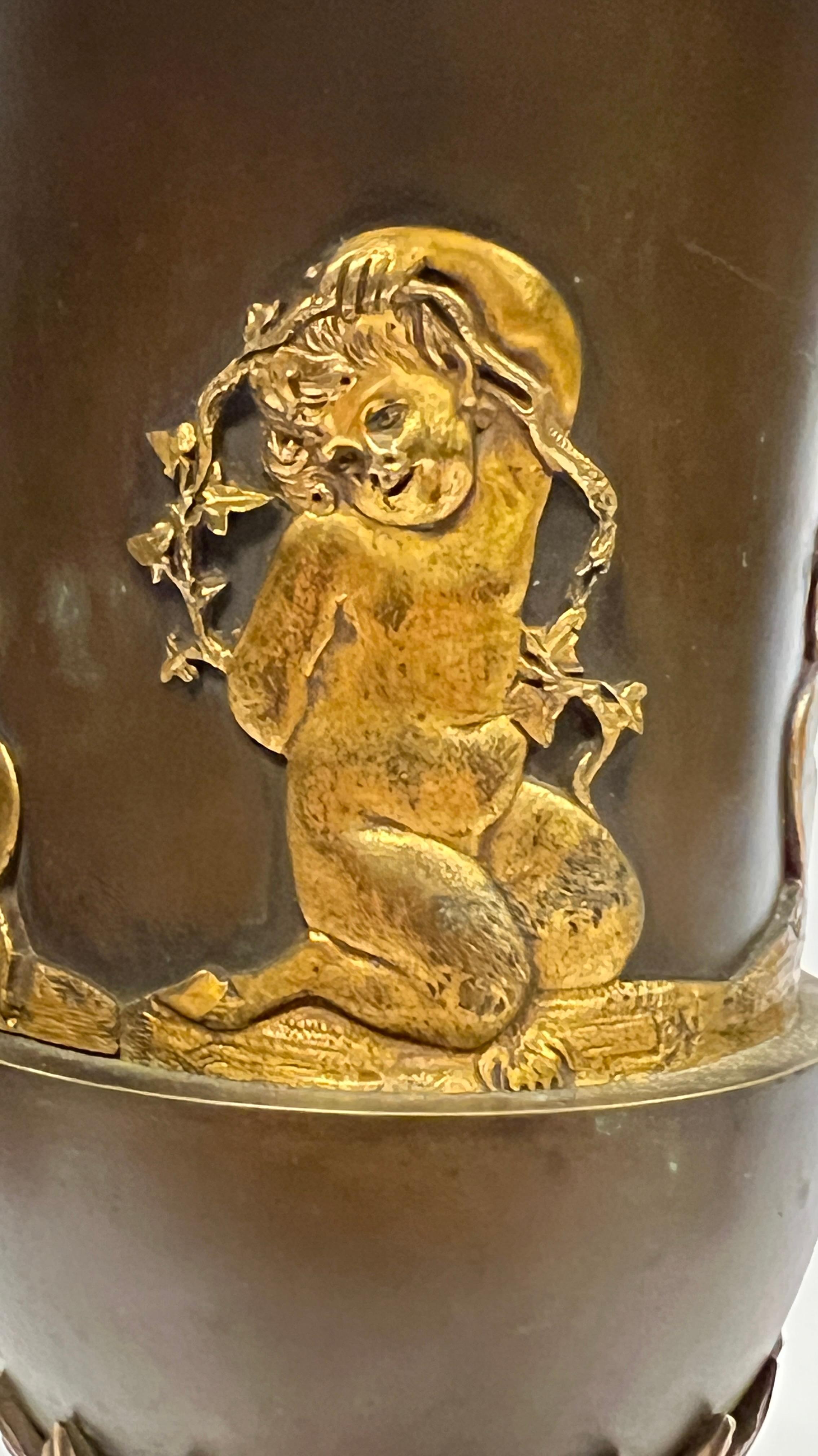 Coppia di vasi in bronzo dorato e marmo del periodo impero francese del XIX secolo In condizioni buone in vendita a New York, NY