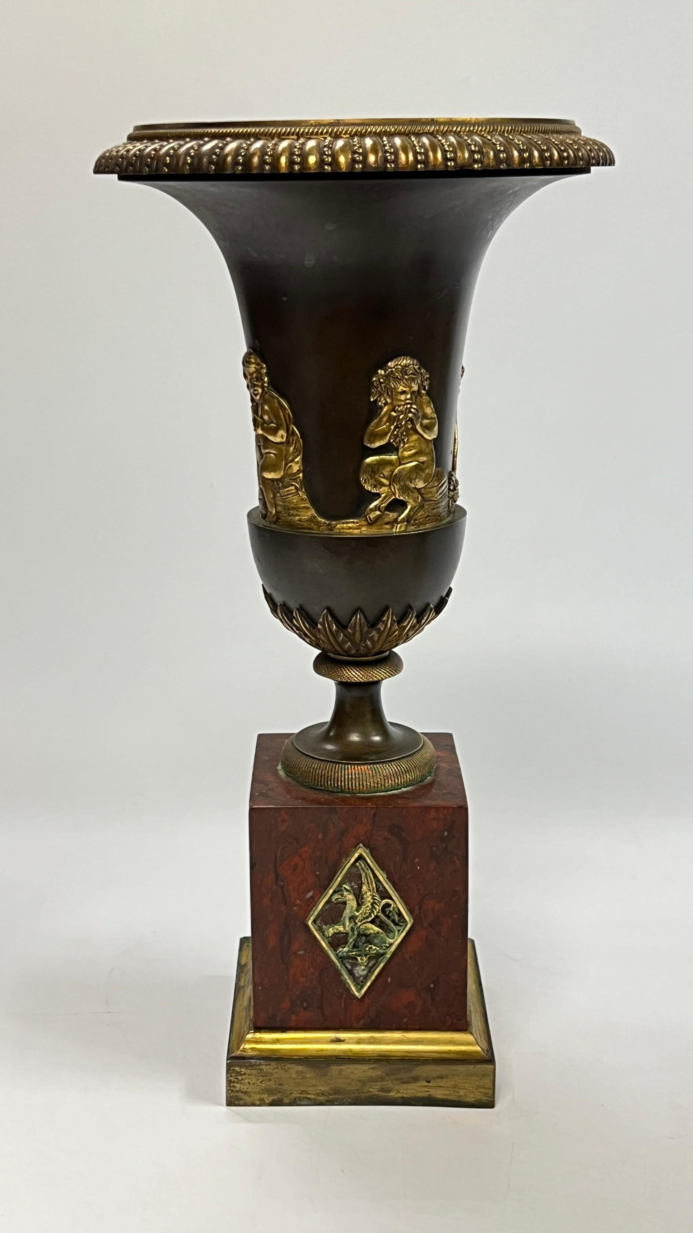 Coppia di vasi in bronzo dorato e marmo del periodo impero francese del XIX secolo in vendita 1