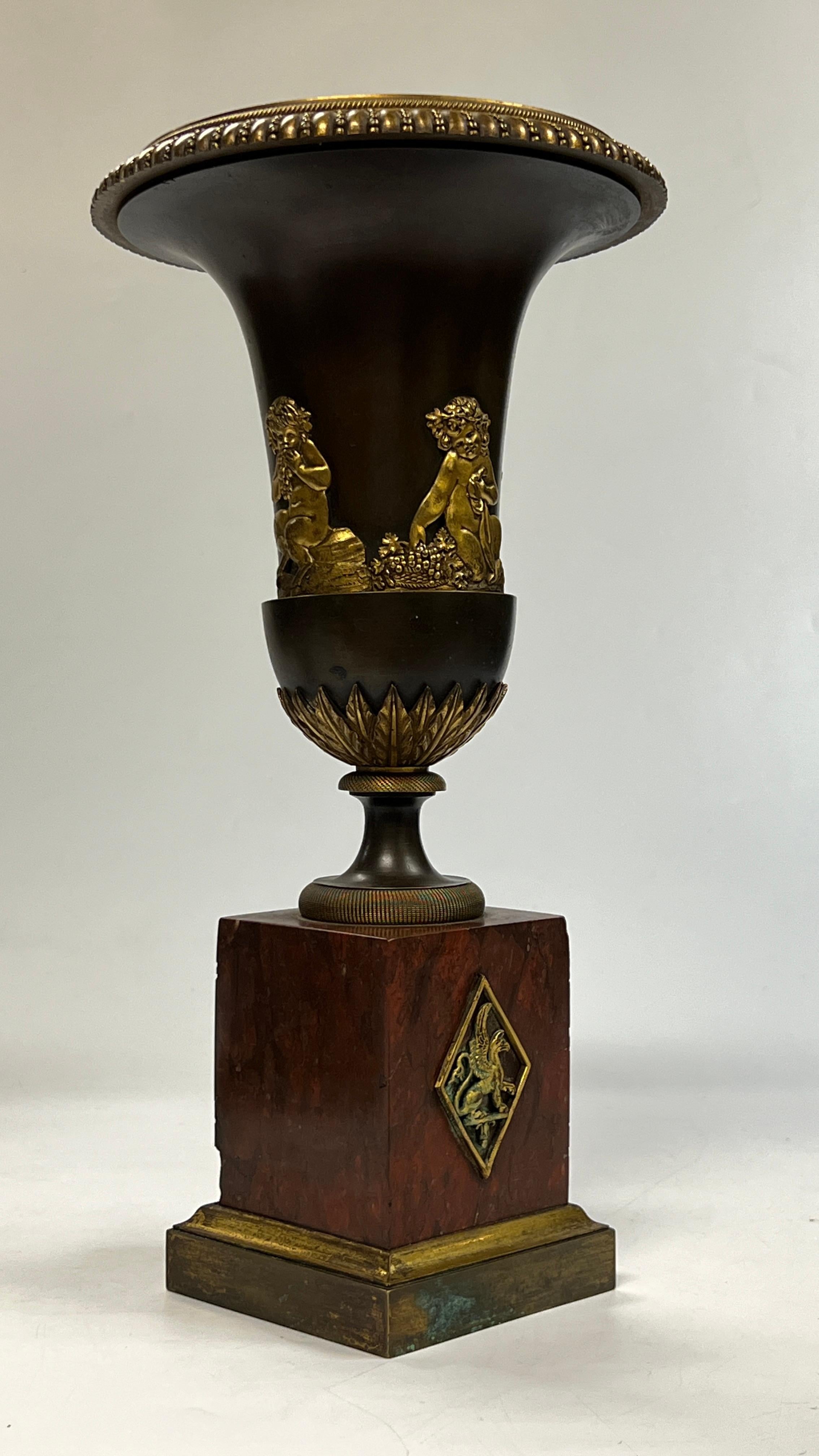 Coppia di vasi in bronzo dorato e marmo del periodo impero francese del XIX secolo in vendita 2