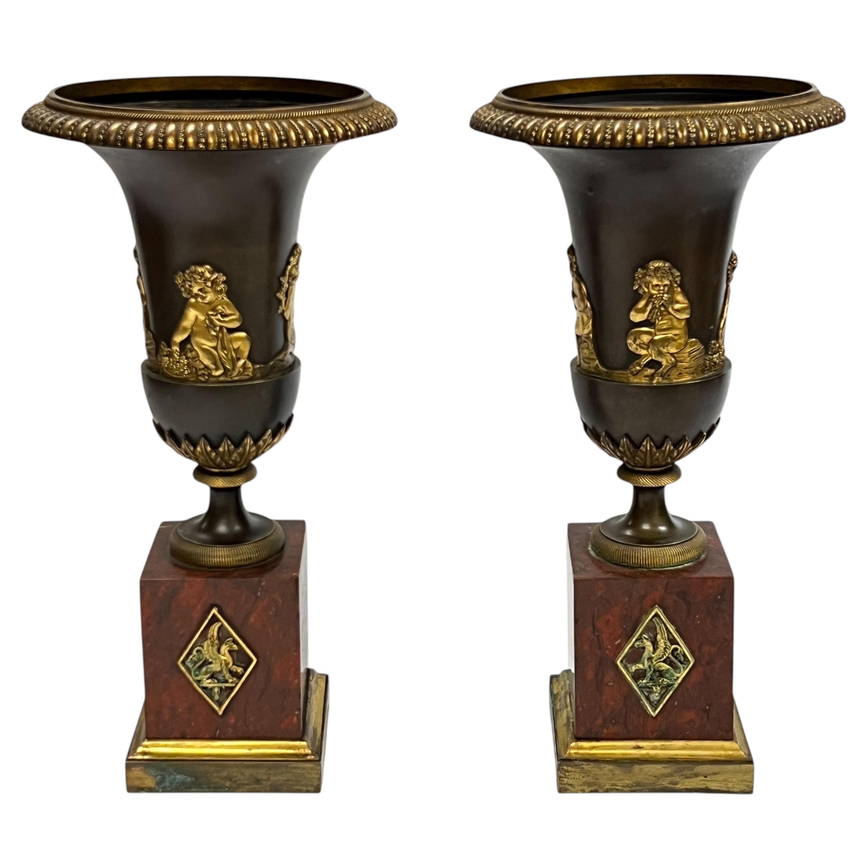 Coppia di vasi in bronzo dorato e marmo del periodo impero francese del XIX secolo