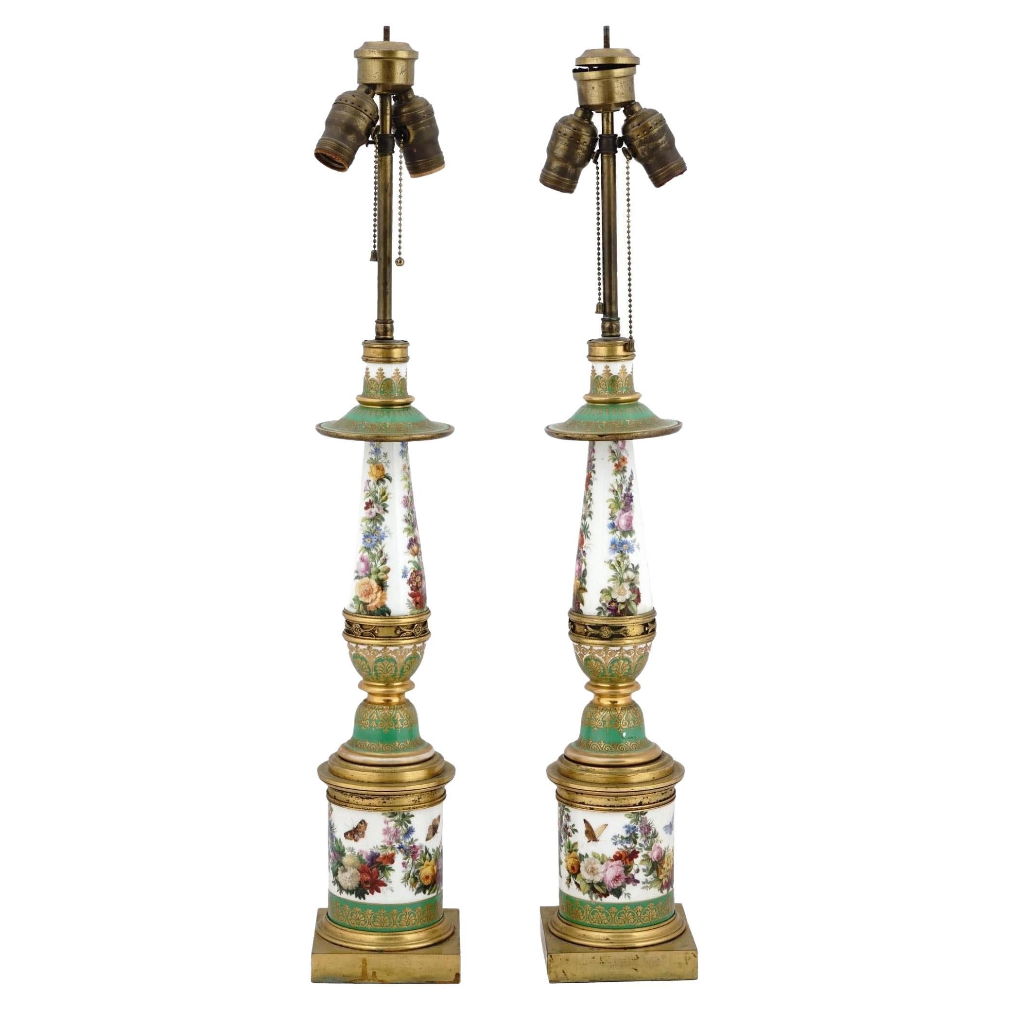 Paar französische Porzellan-Tischlampen im Empire-Stil des 19. Jahrhunderts mit Bronzebeschlägen