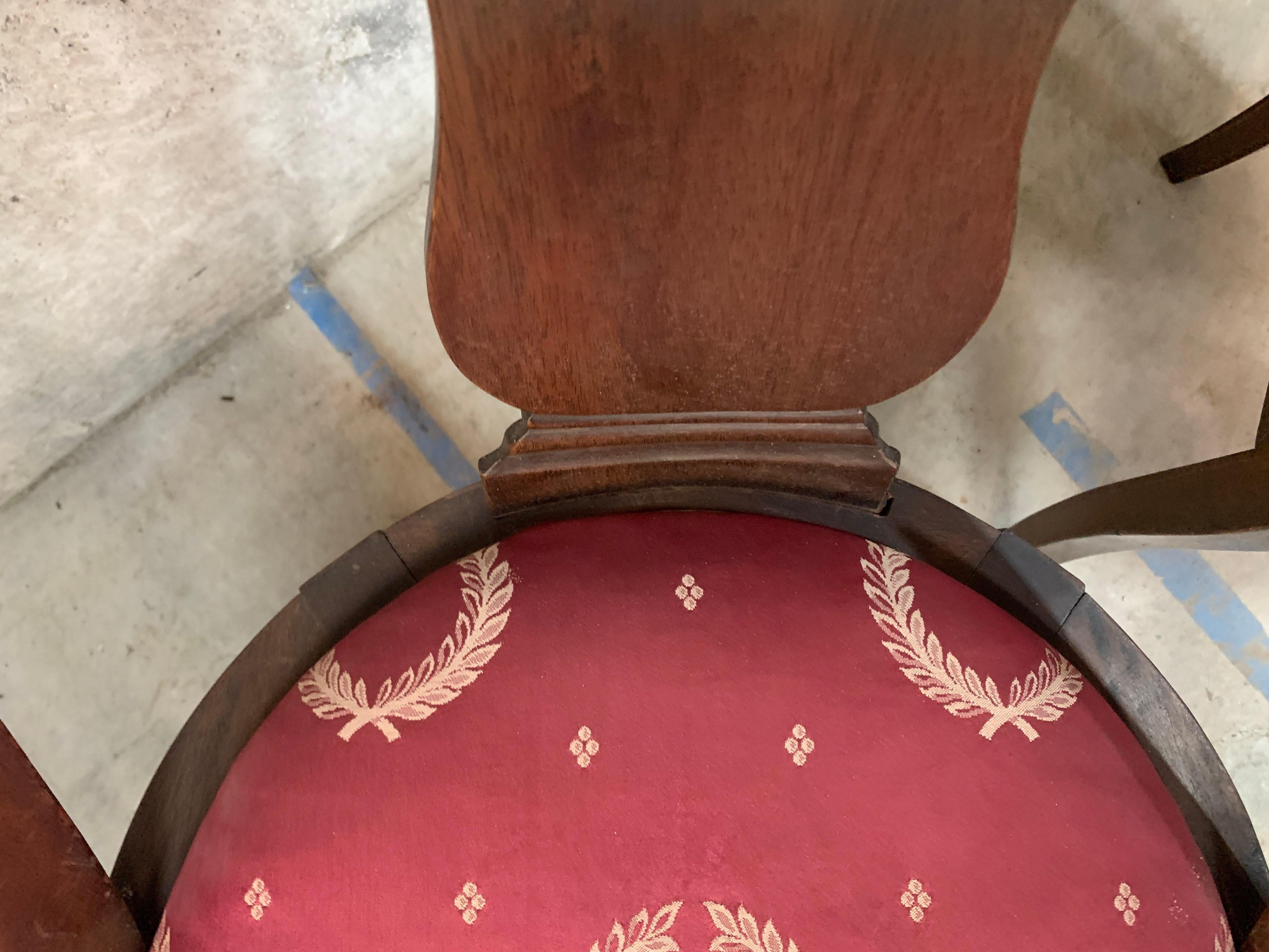 Paire de chaises de style Empire français du 19ème siècle avec assise tapissée de soie rouge  en vente 9