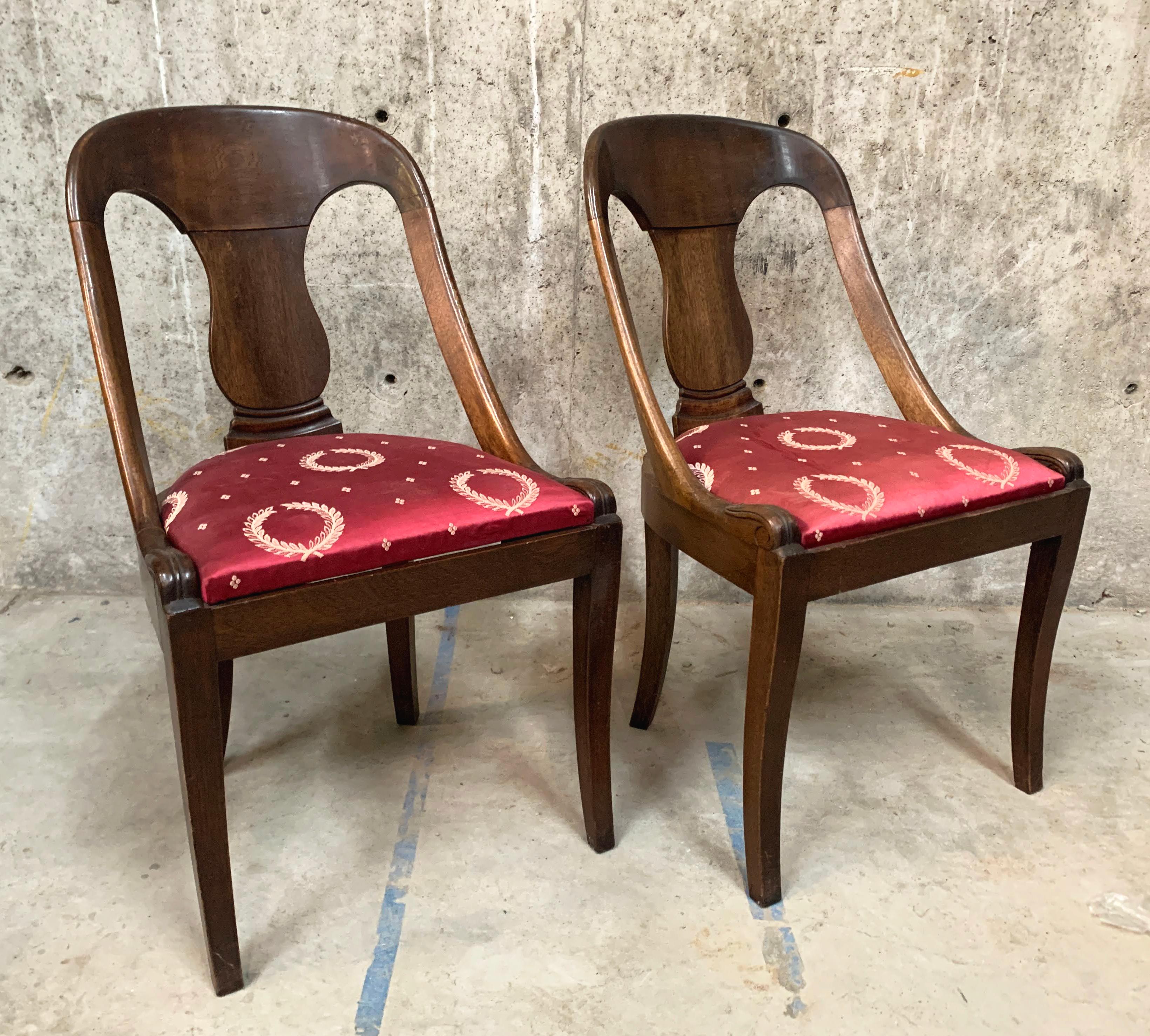 Français Paire de chaises de style Empire français du 19ème siècle avec assise tapissée de soie rouge  en vente