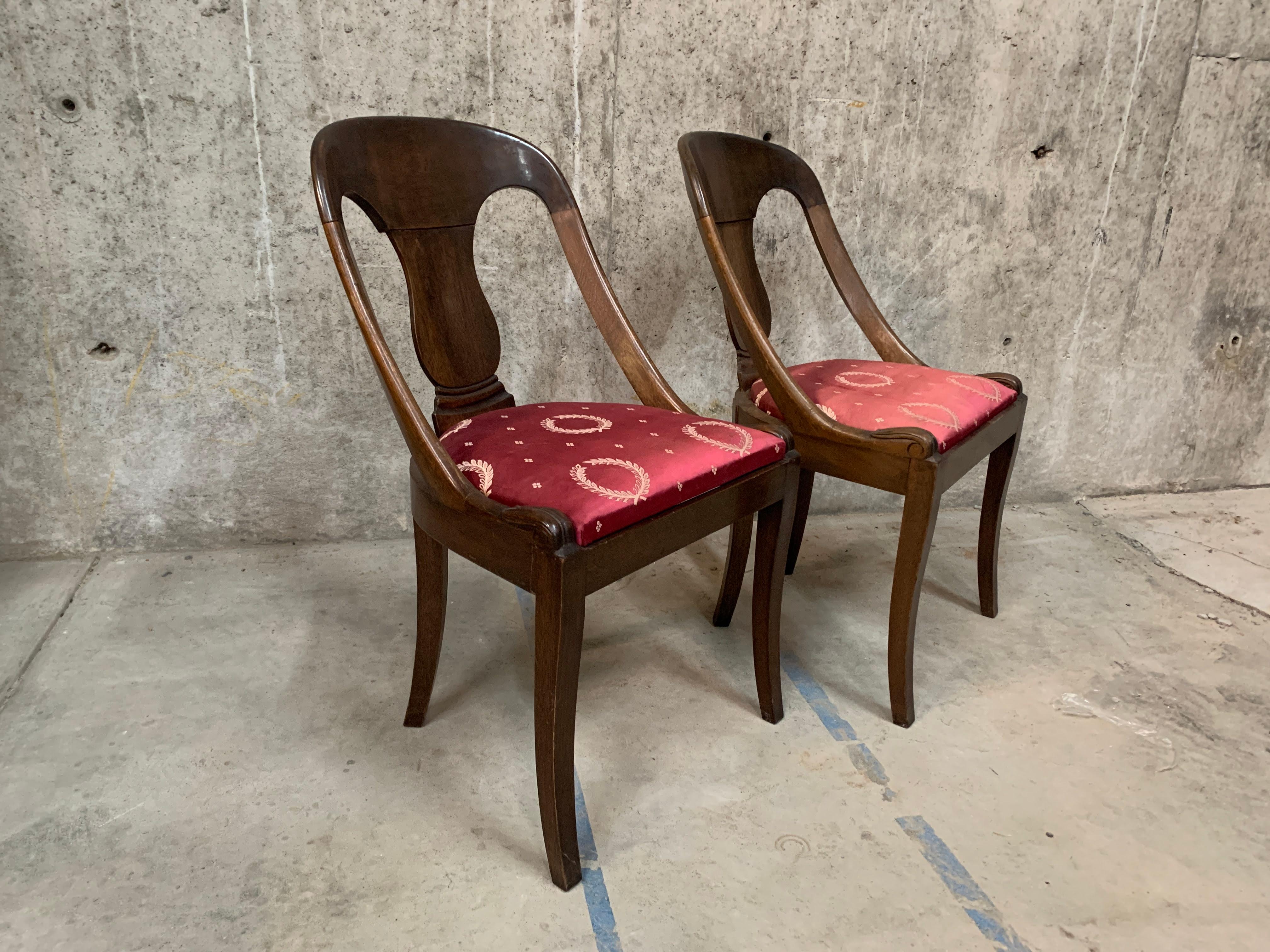 Fait main Paire de chaises de style Empire français du 19ème siècle avec assise tapissée de soie rouge  en vente