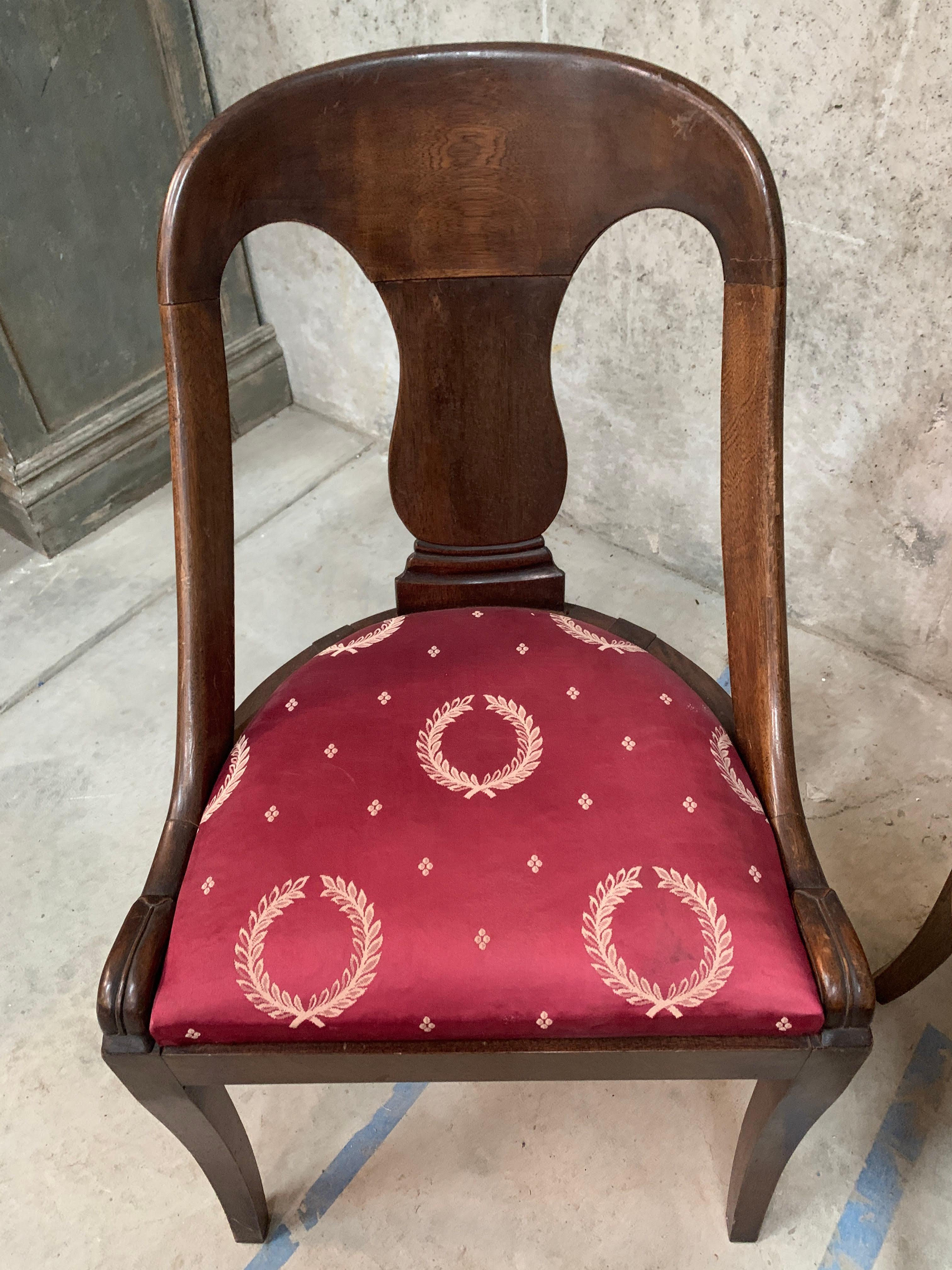 XIXe siècle Paire de chaises de style Empire français du 19ème siècle avec assise tapissée de soie rouge  en vente