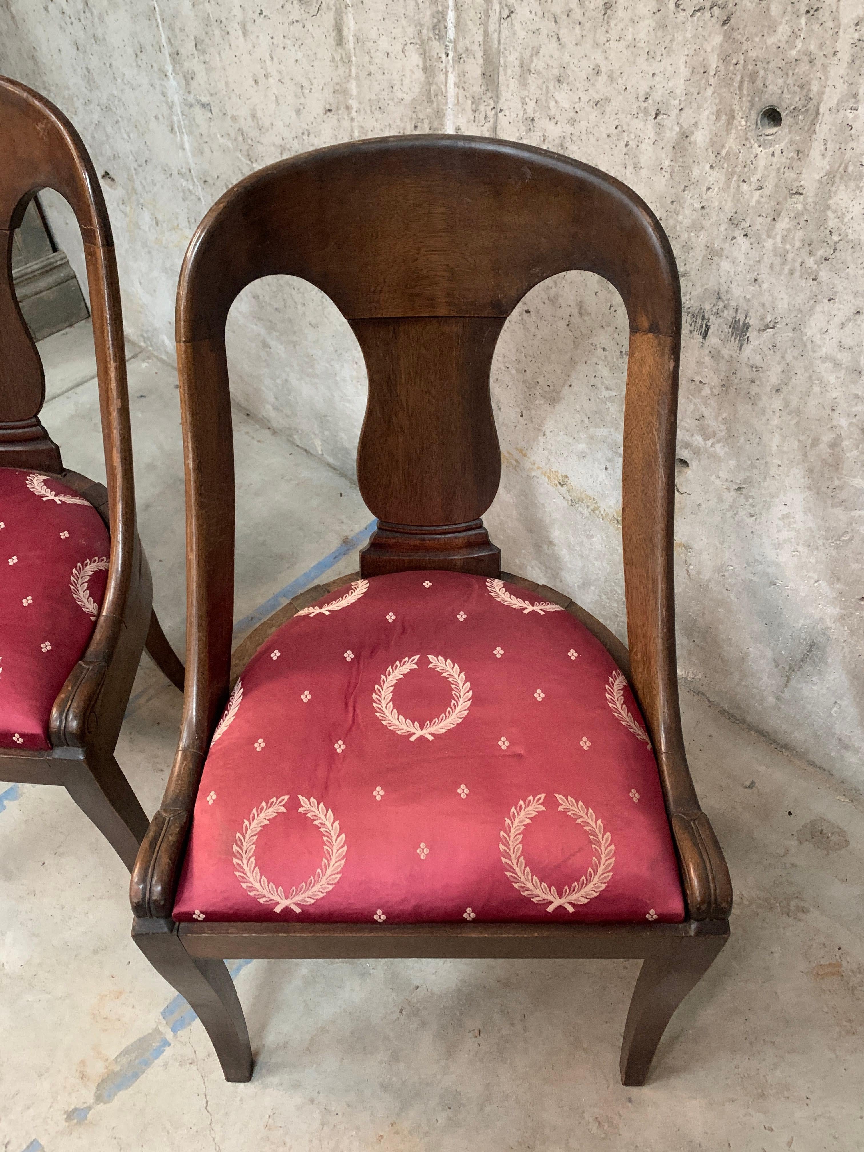 Soie Paire de chaises de style Empire français du 19ème siècle avec assise tapissée de soie rouge  en vente