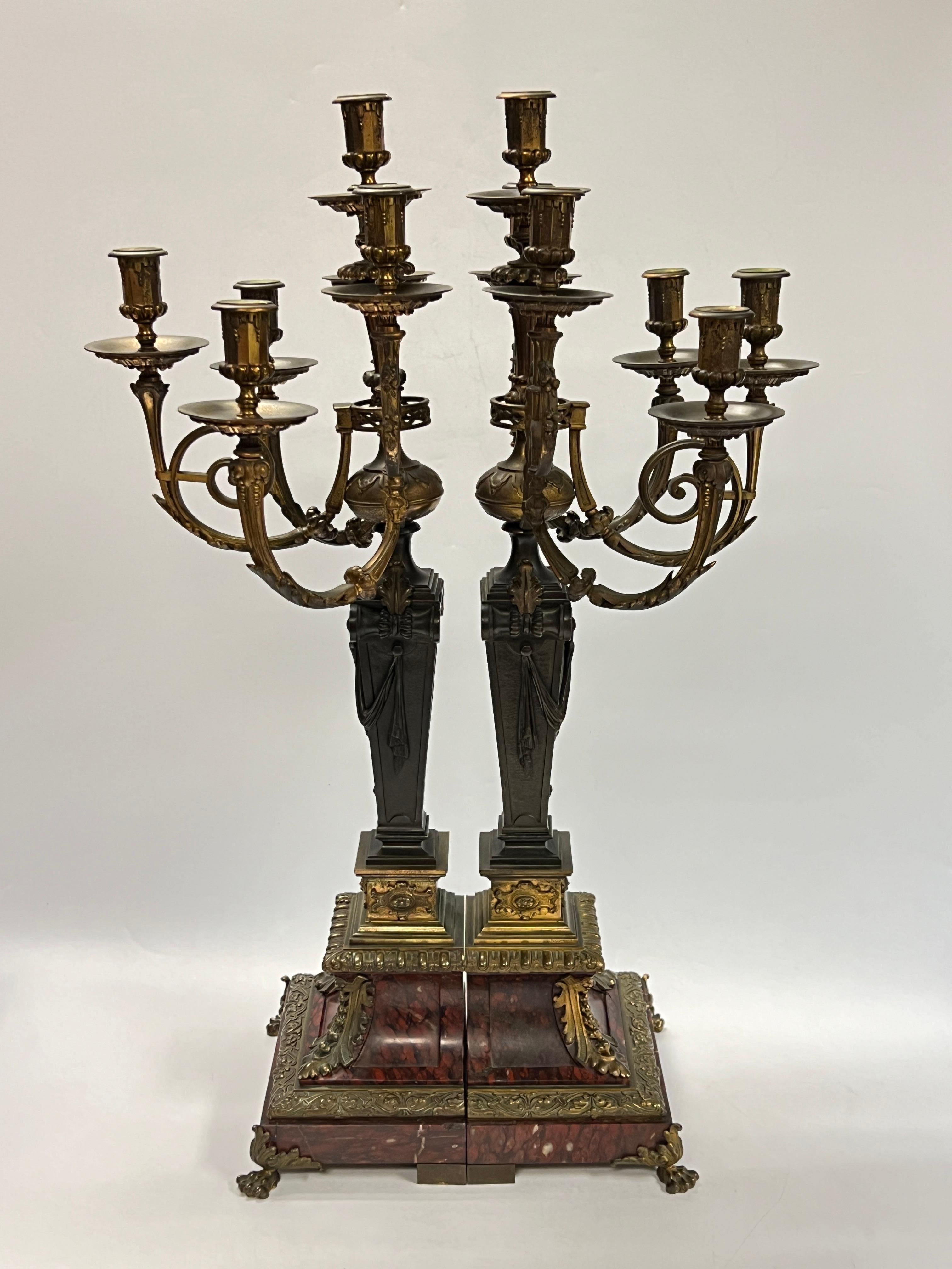 Impressionante coppia di candelabri antichi (fine XIX secolo) in bronzo dorato francese in stile Impero, circa 1880, progettati per essere esposti sulla mensola del camino o contro una parete, con basi in marmo rosso sollevate su quattro piedi a