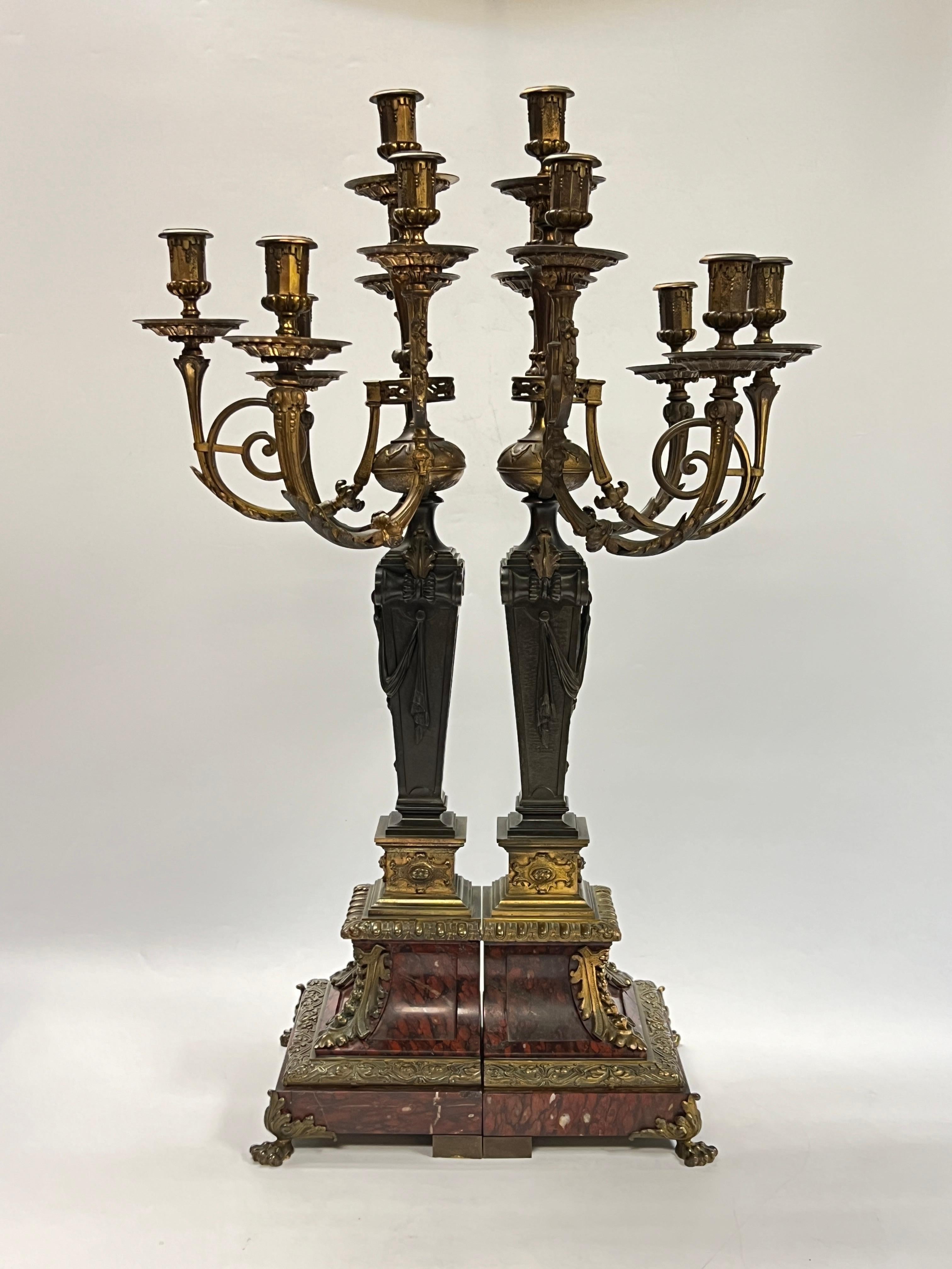 Neoimpero Coppia di candelabri in marmo rosso e bronzo in stile impero francese del XIX secolo in vendita