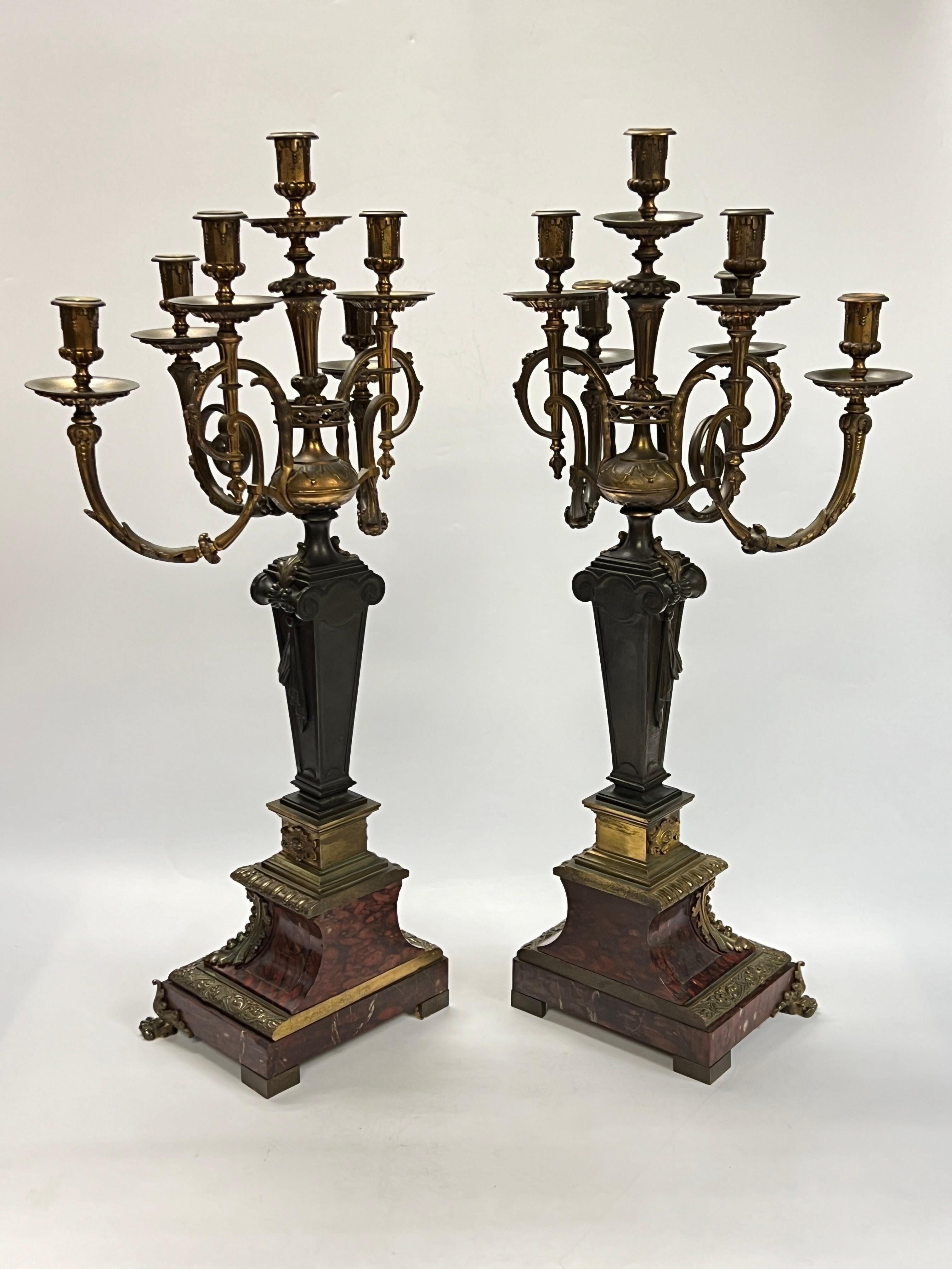 Francese Coppia di candelabri in marmo rosso e bronzo in stile impero francese del XIX secolo in vendita