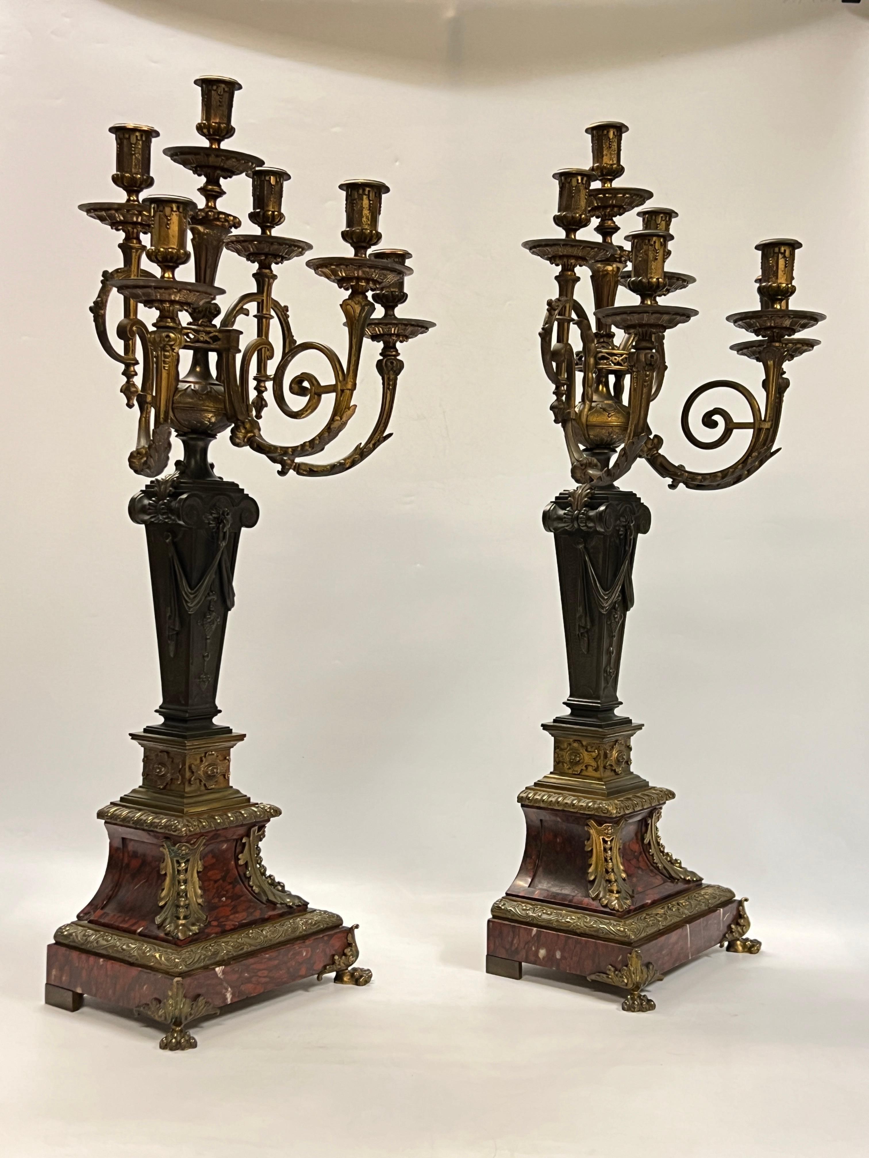 Dorato Coppia di candelabri in marmo rosso e bronzo in stile impero francese del XIX secolo in vendita