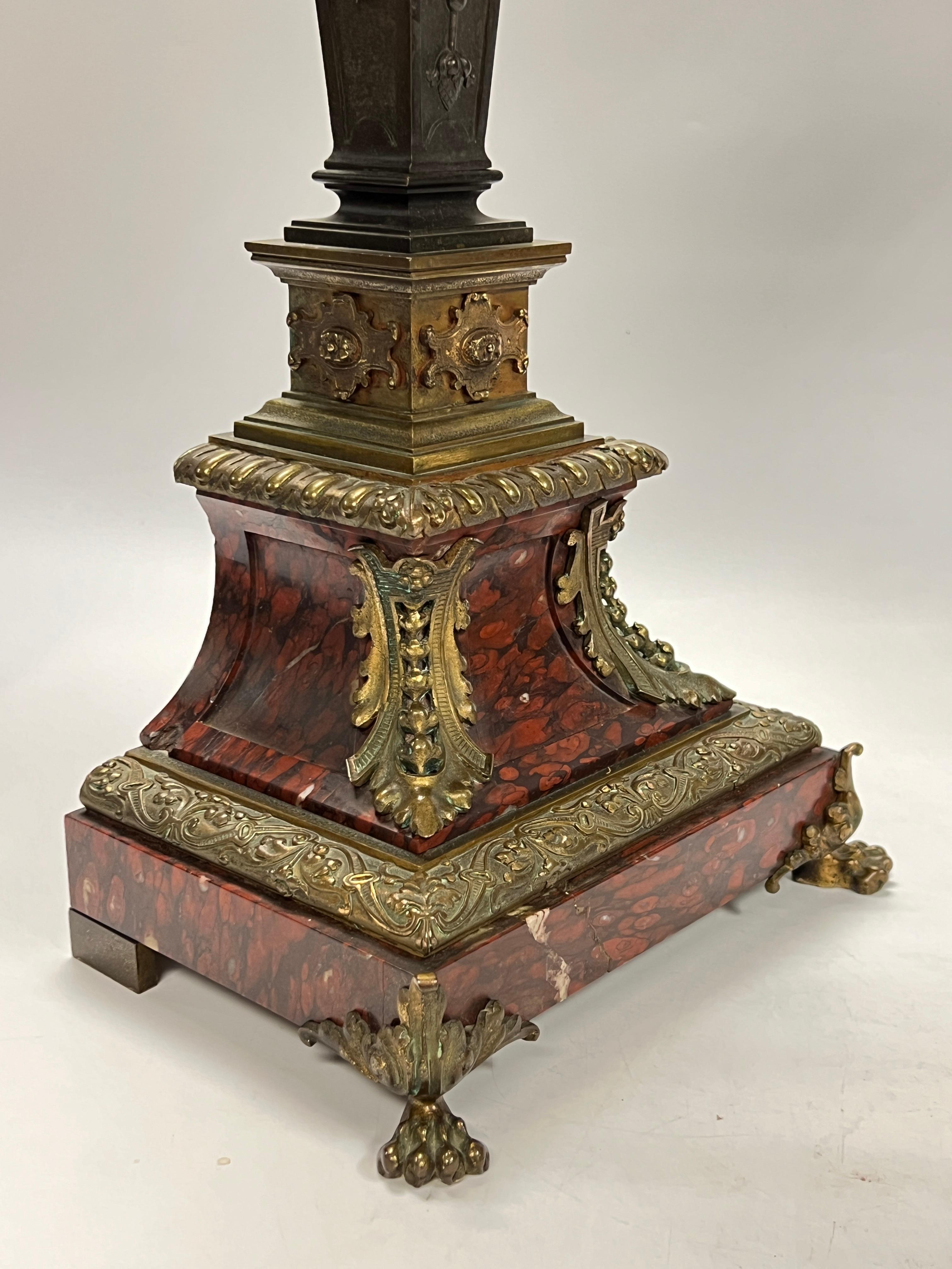Coppia di candelabri in marmo rosso e bronzo in stile impero francese del XIX secolo In condizioni buone in vendita a New York, NY