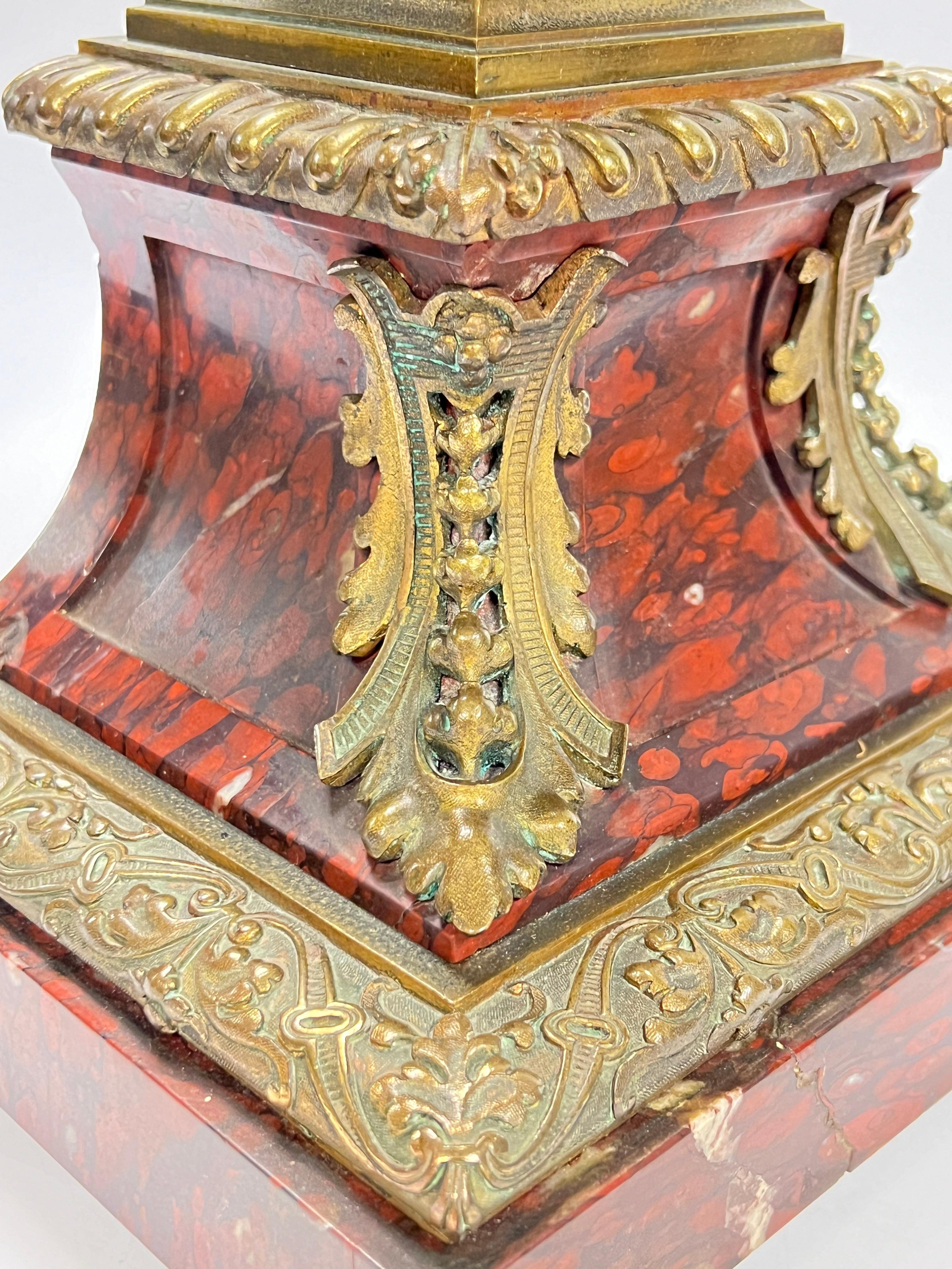 Bronzo Coppia di candelabri in marmo rosso e bronzo in stile impero francese del XIX secolo in vendita