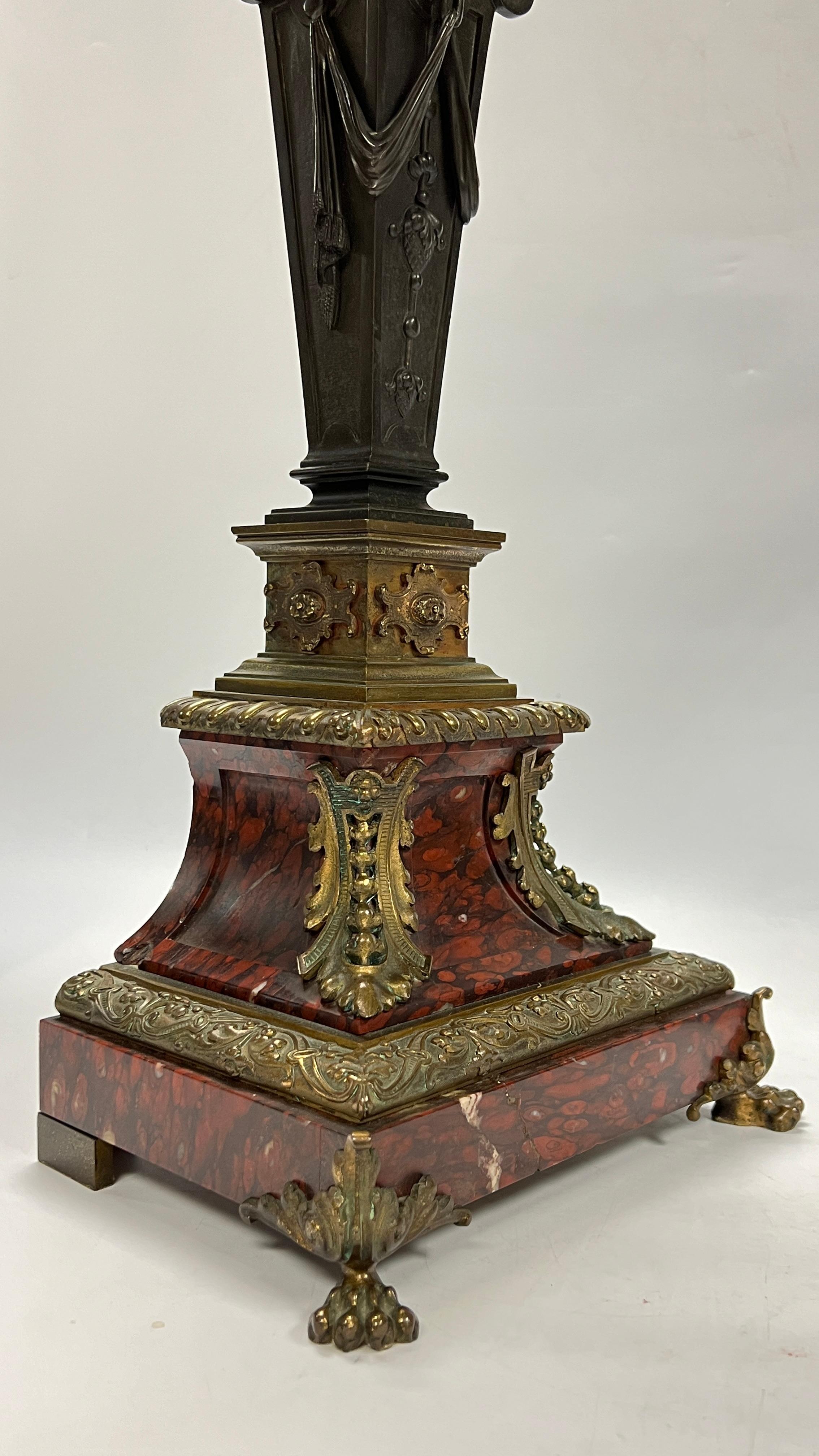 Coppia di candelabri in marmo rosso e bronzo in stile impero francese del XIX secolo in vendita 1