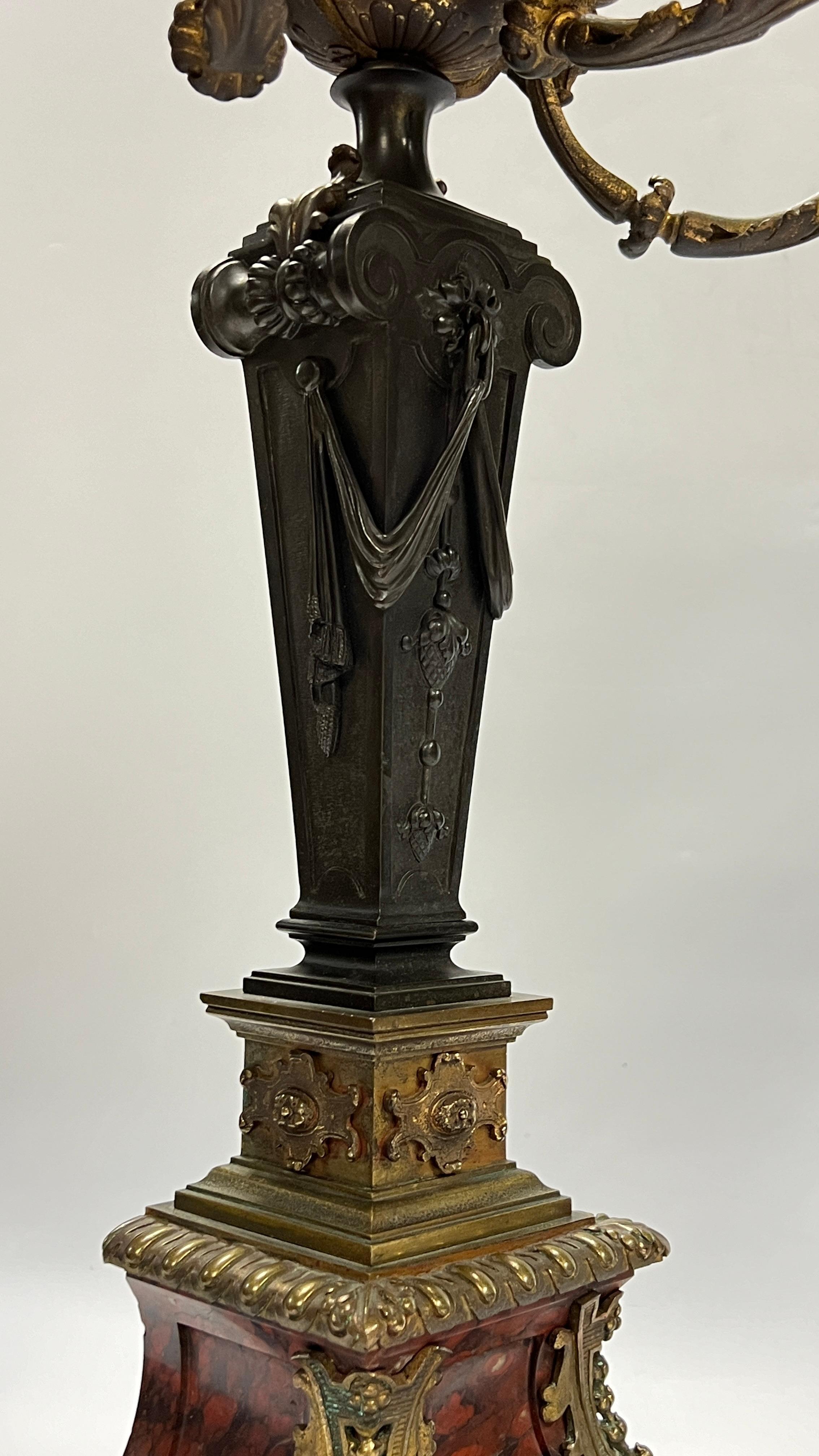 Coppia di candelabri in marmo rosso e bronzo in stile impero francese del XIX secolo in vendita 2