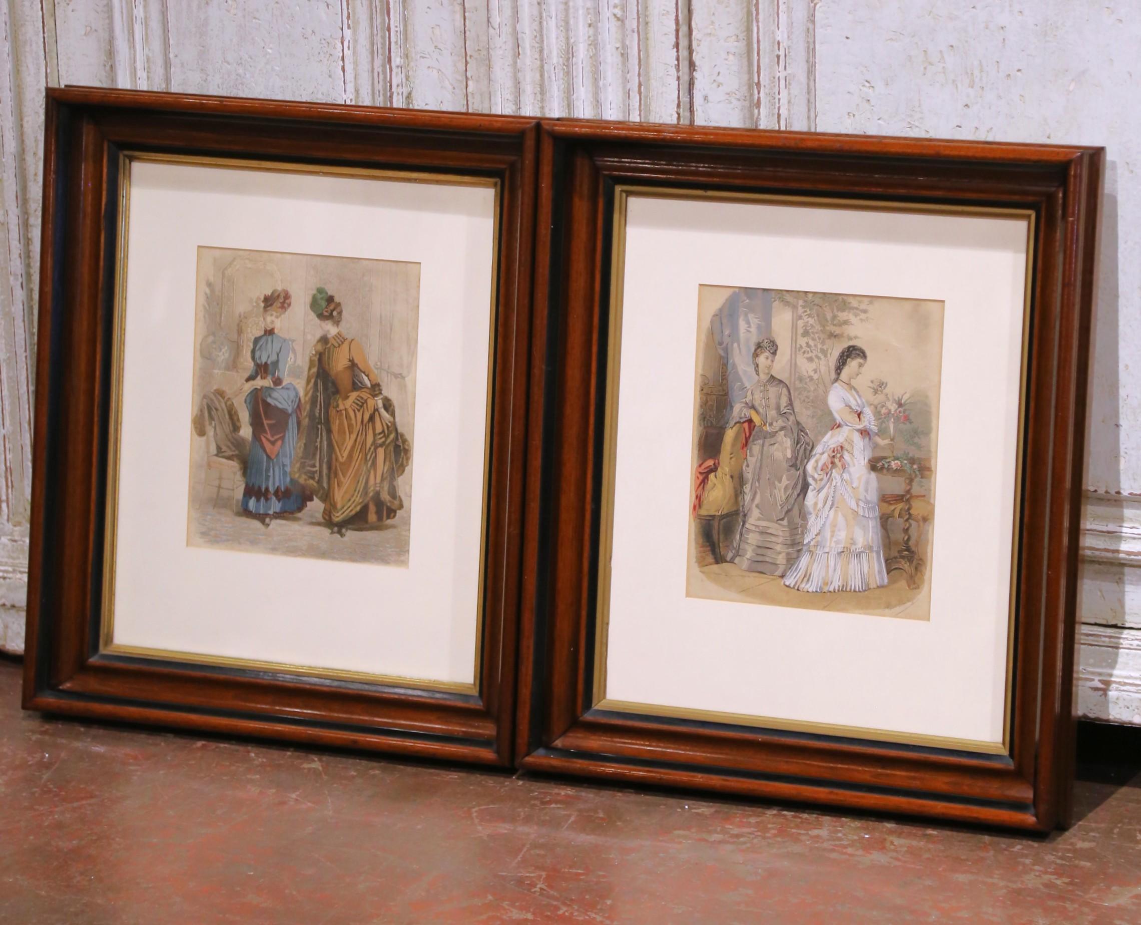 Dekorieren Sie ein Ankleidezimmer, ein Schlafzimmer oder ein feminines Arbeitszimmer mit diesem charmanten Paar antiker französischer Modestiche, die in der Platte von Anaïs Toudouze signiert und um 1880 in Frankreich gedruckt wurden. Jede