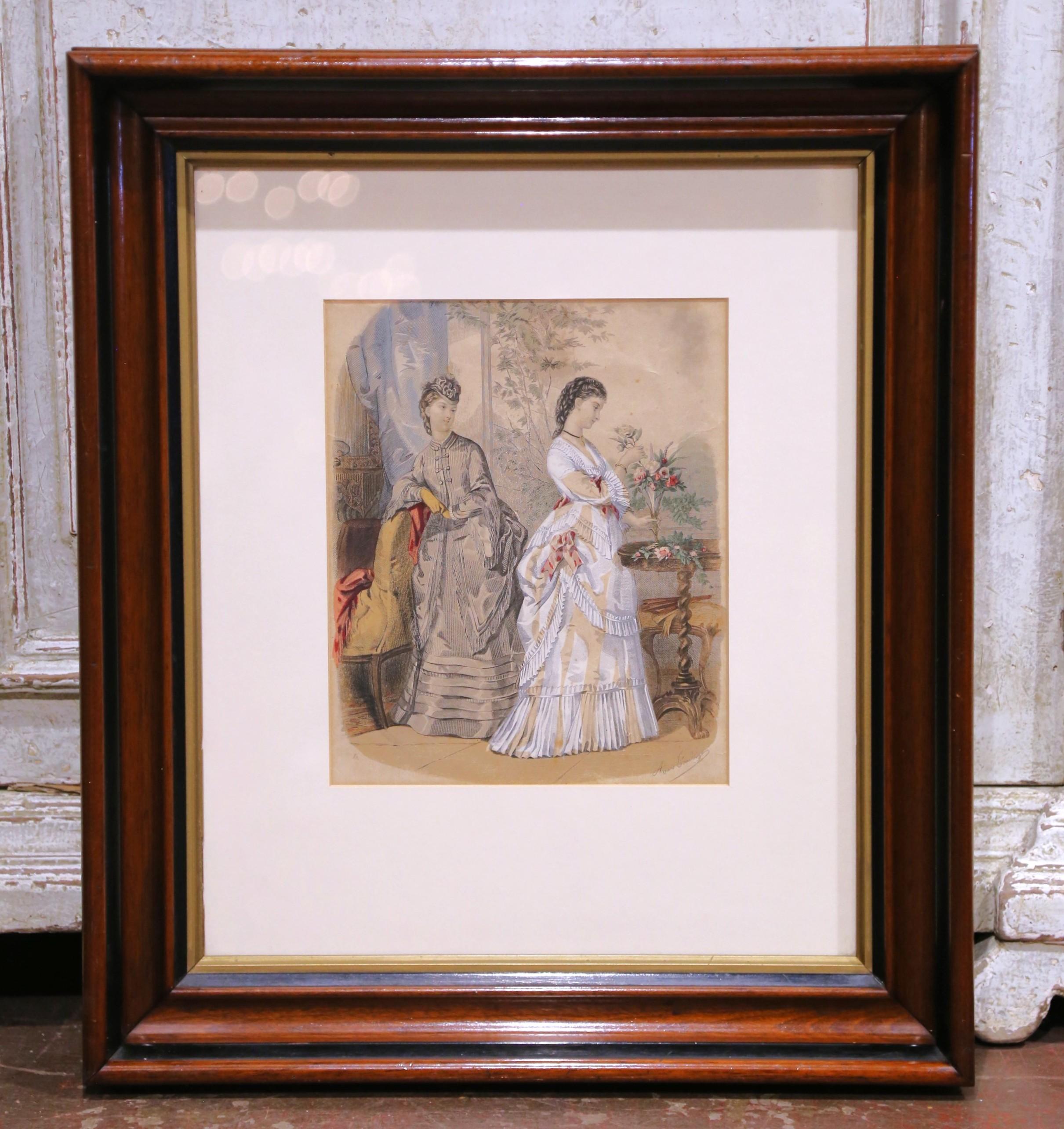 Paar französische Modegravuren des 19. Jahrhunderts in Nussbaumrahmen (Geschnitzt) im Angebot