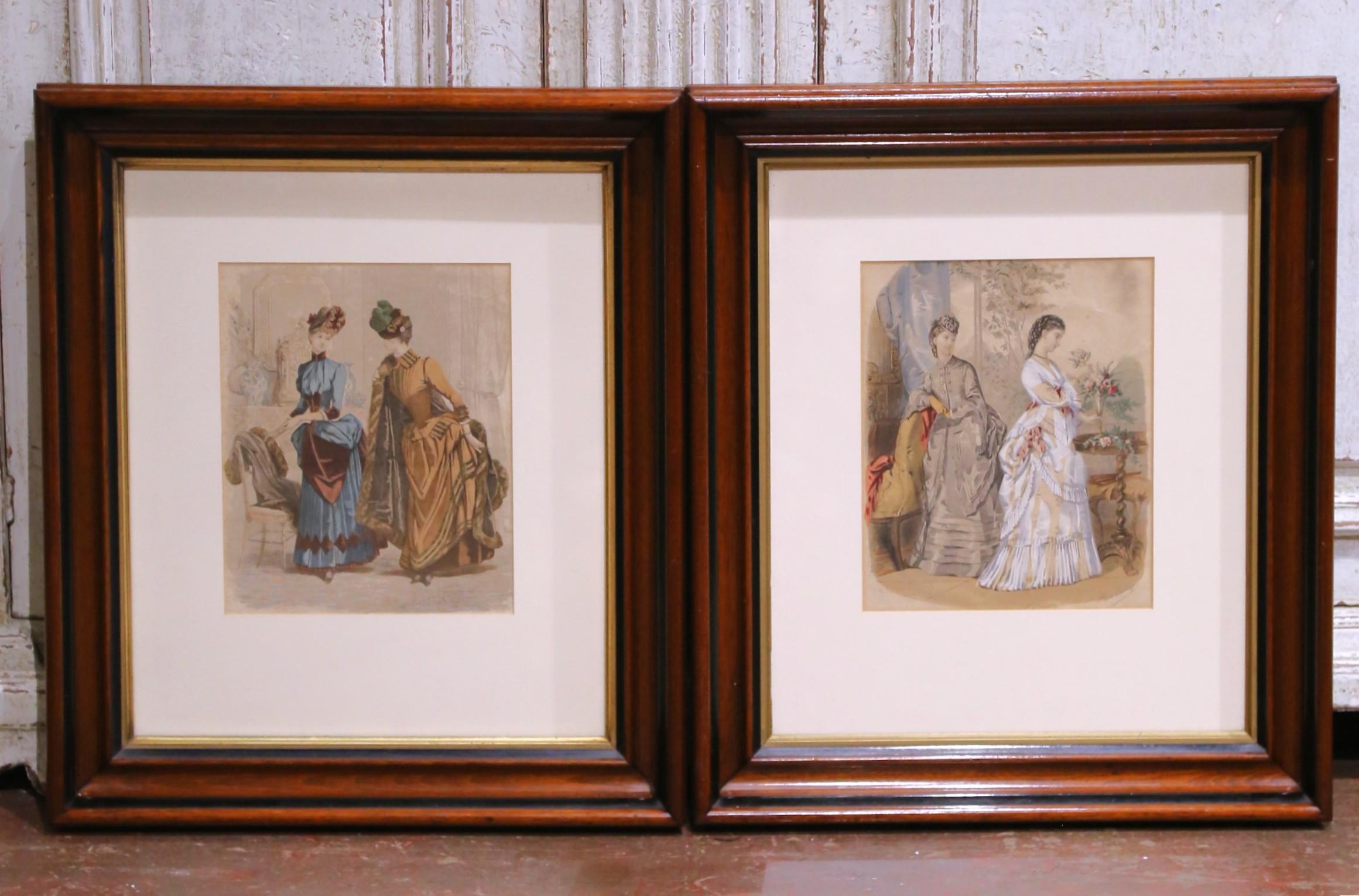 Paar französische Modegravuren des 19. Jahrhunderts in Nussbaumrahmen im Zustand „Hervorragend“ im Angebot in Dallas, TX