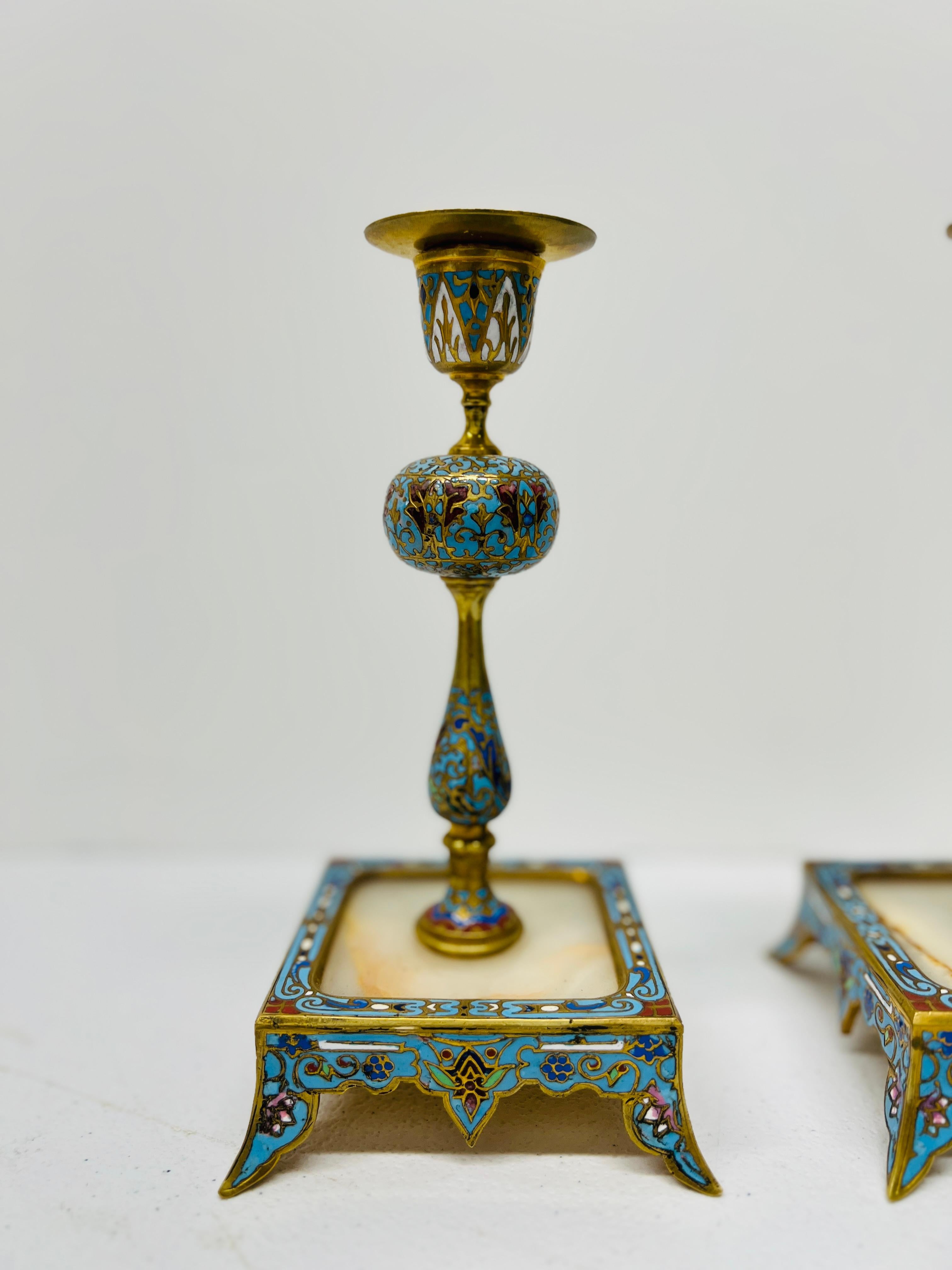 Rinascimento Coppia di candelieri francesi del XIX secolo in bronzo dorato, cloisonne e onice in vendita