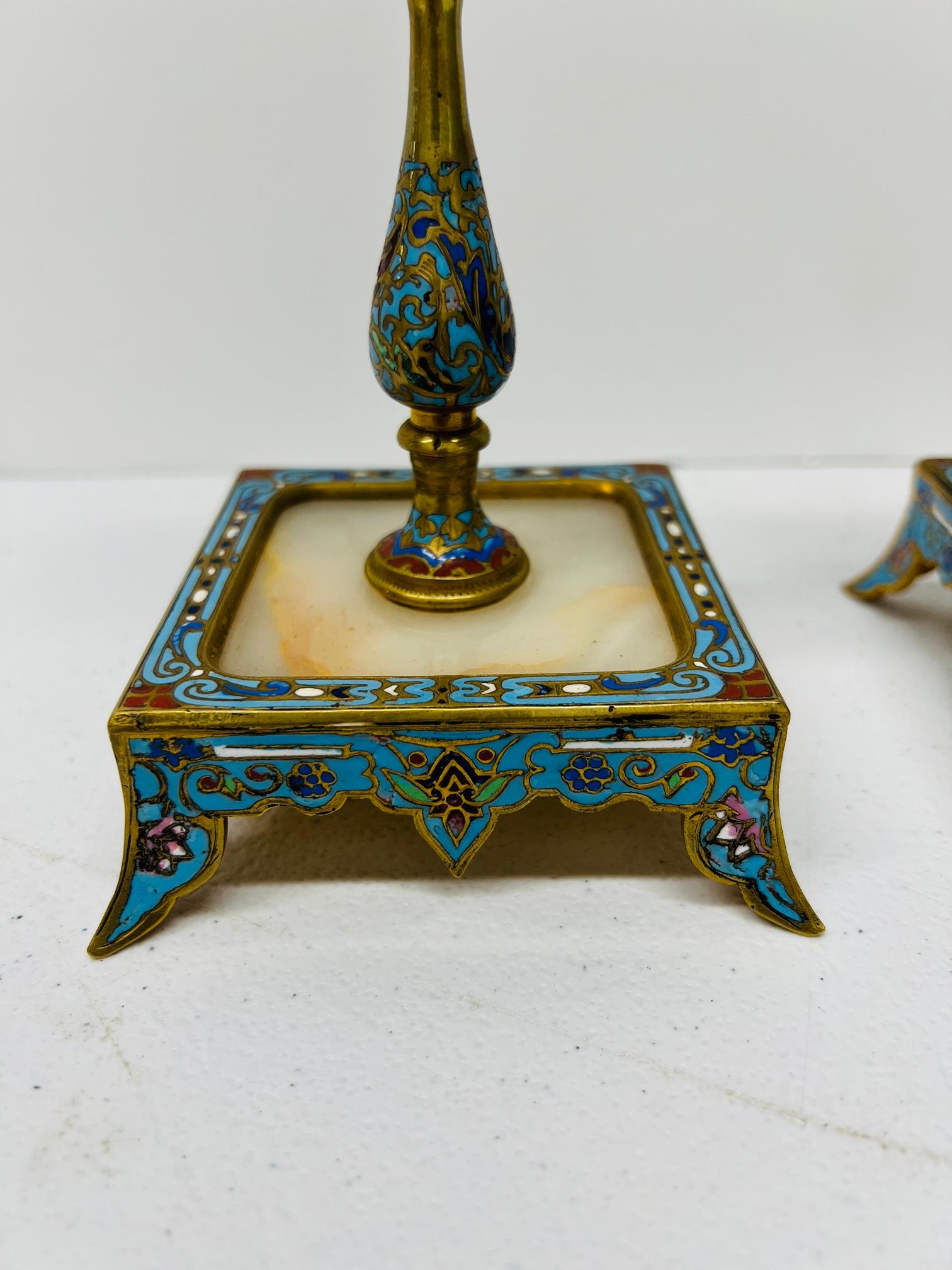 Francese Coppia di candelieri francesi del XIX secolo in bronzo dorato, cloisonne e onice in vendita