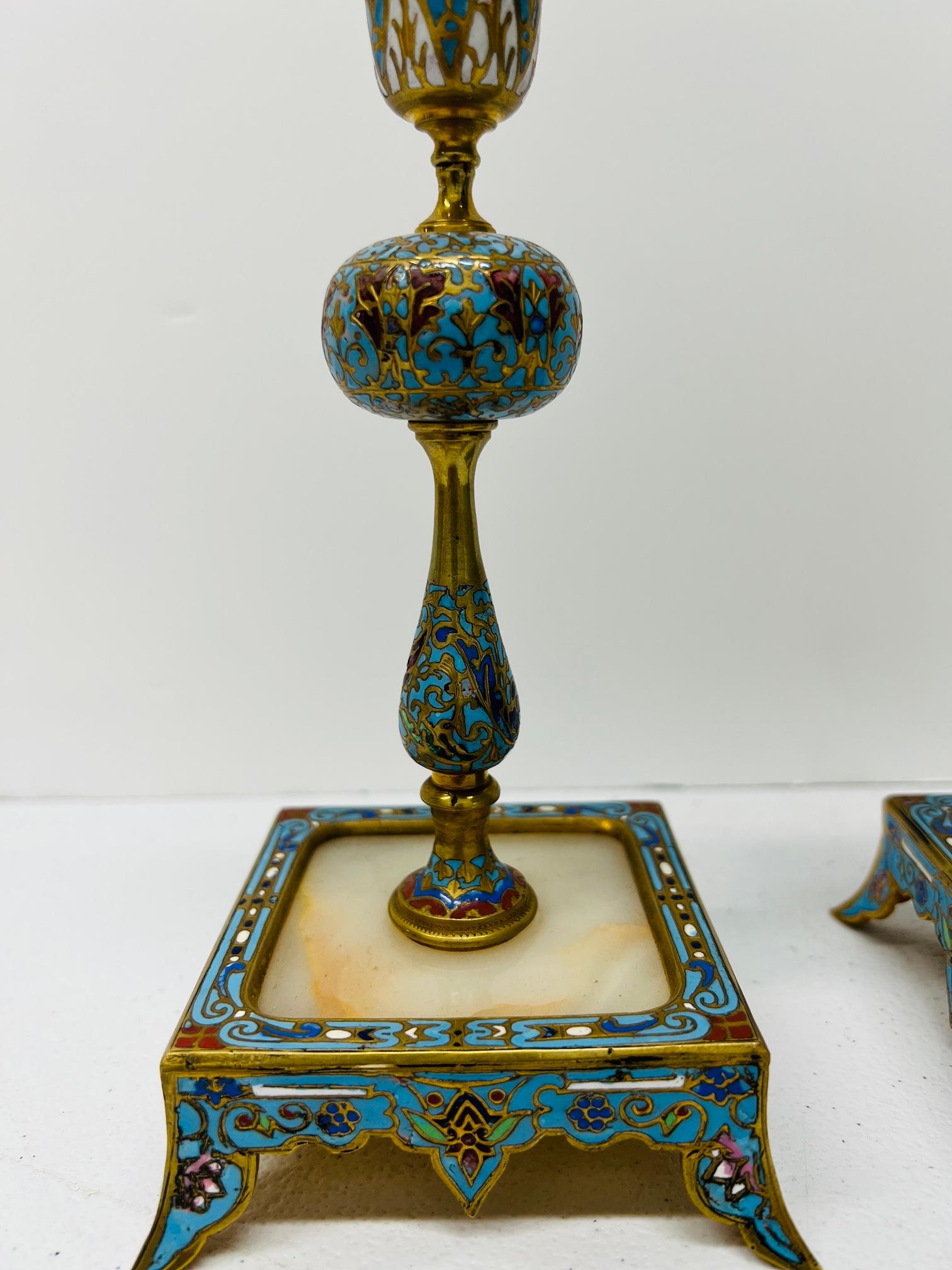 Coppia di candelieri francesi del XIX secolo in bronzo dorato, cloisonne e onice In condizioni buone in vendita a Atlanta, GA