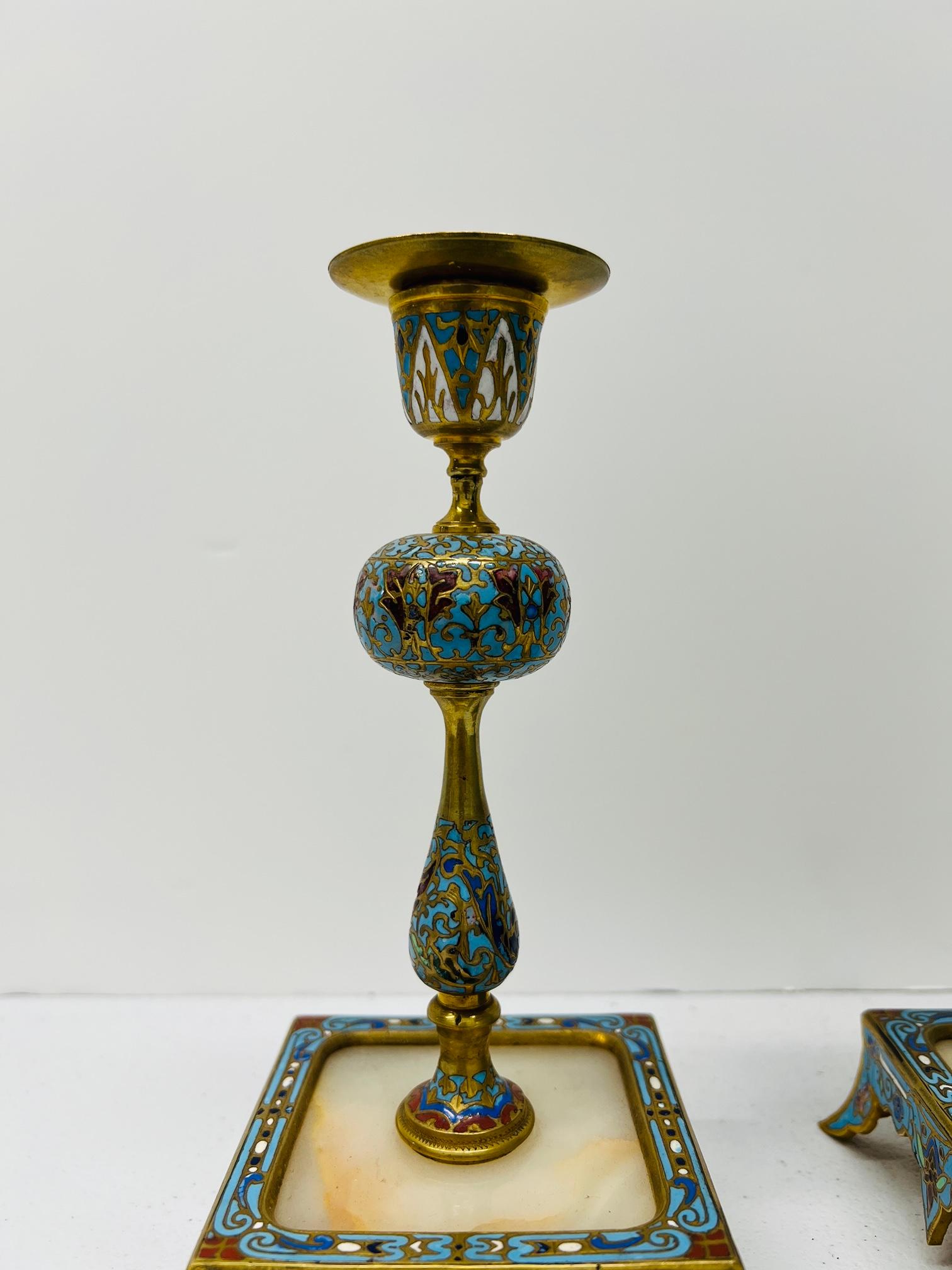 Bronzo Coppia di candelieri francesi del XIX secolo in bronzo dorato, cloisonne e onice in vendita