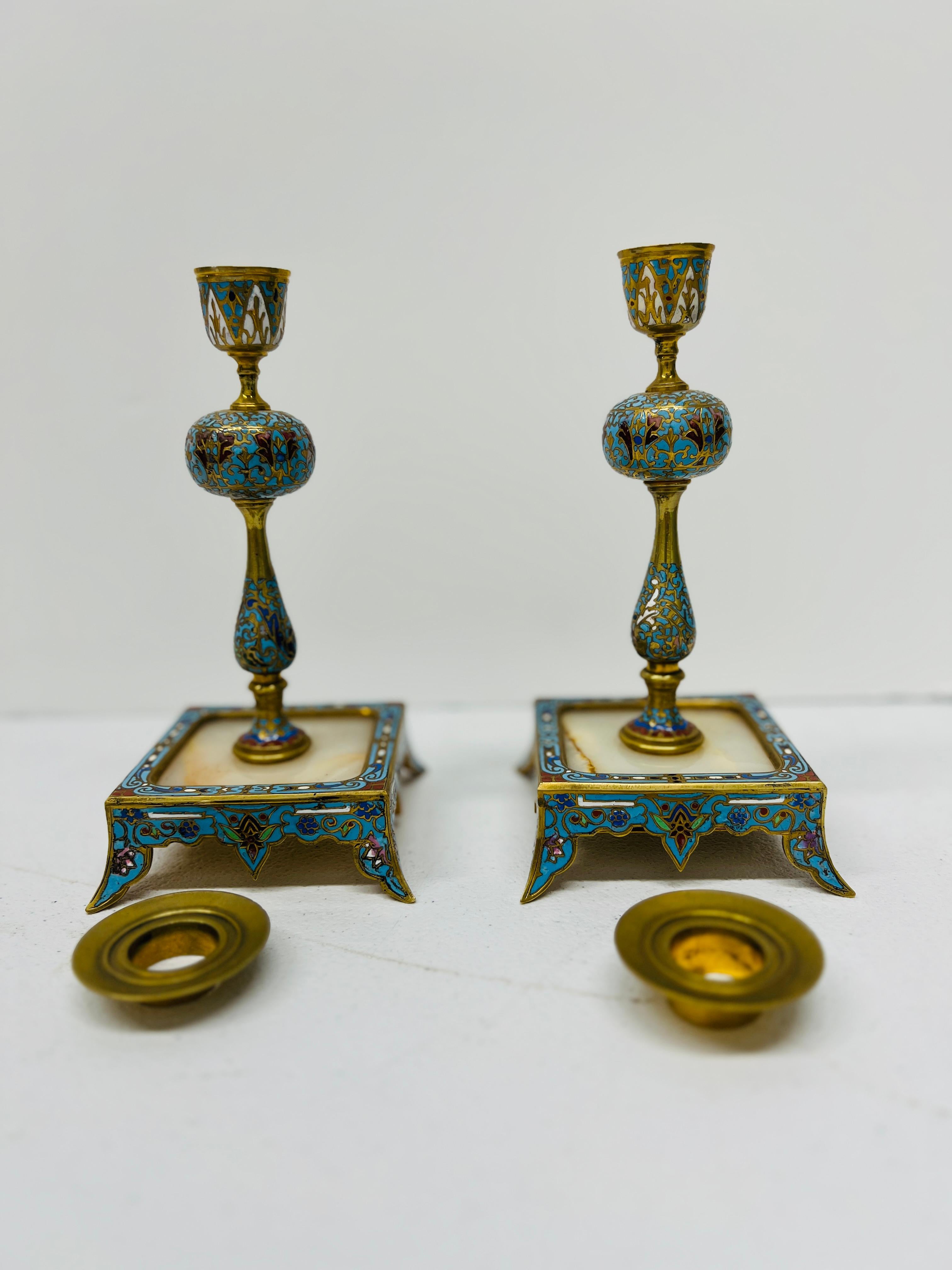 Coppia di candelieri francesi del XIX secolo in bronzo dorato, cloisonne e onice in vendita 1