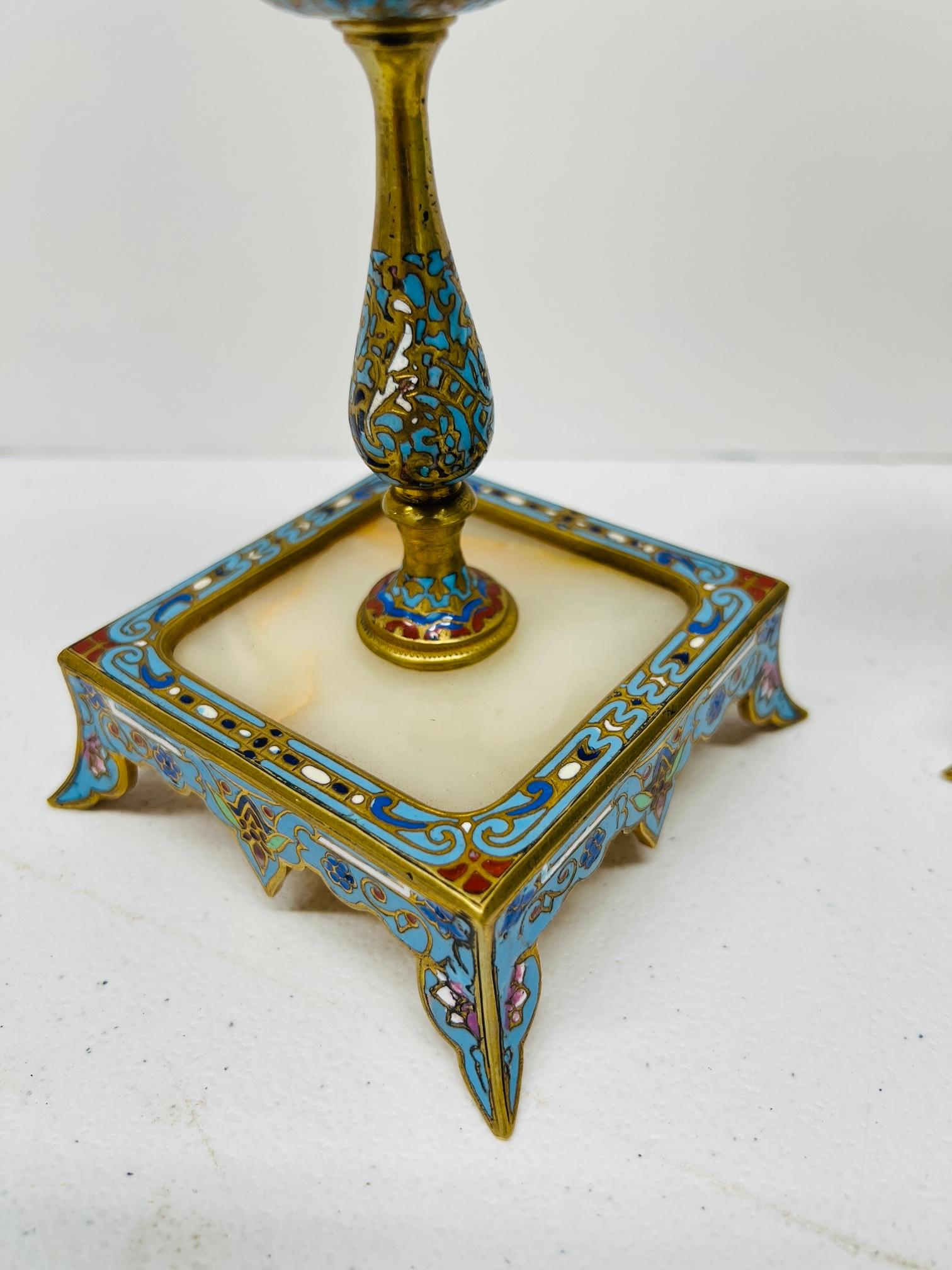 Coppia di candelieri francesi del XIX secolo in bronzo dorato, cloisonne e onice in vendita 2