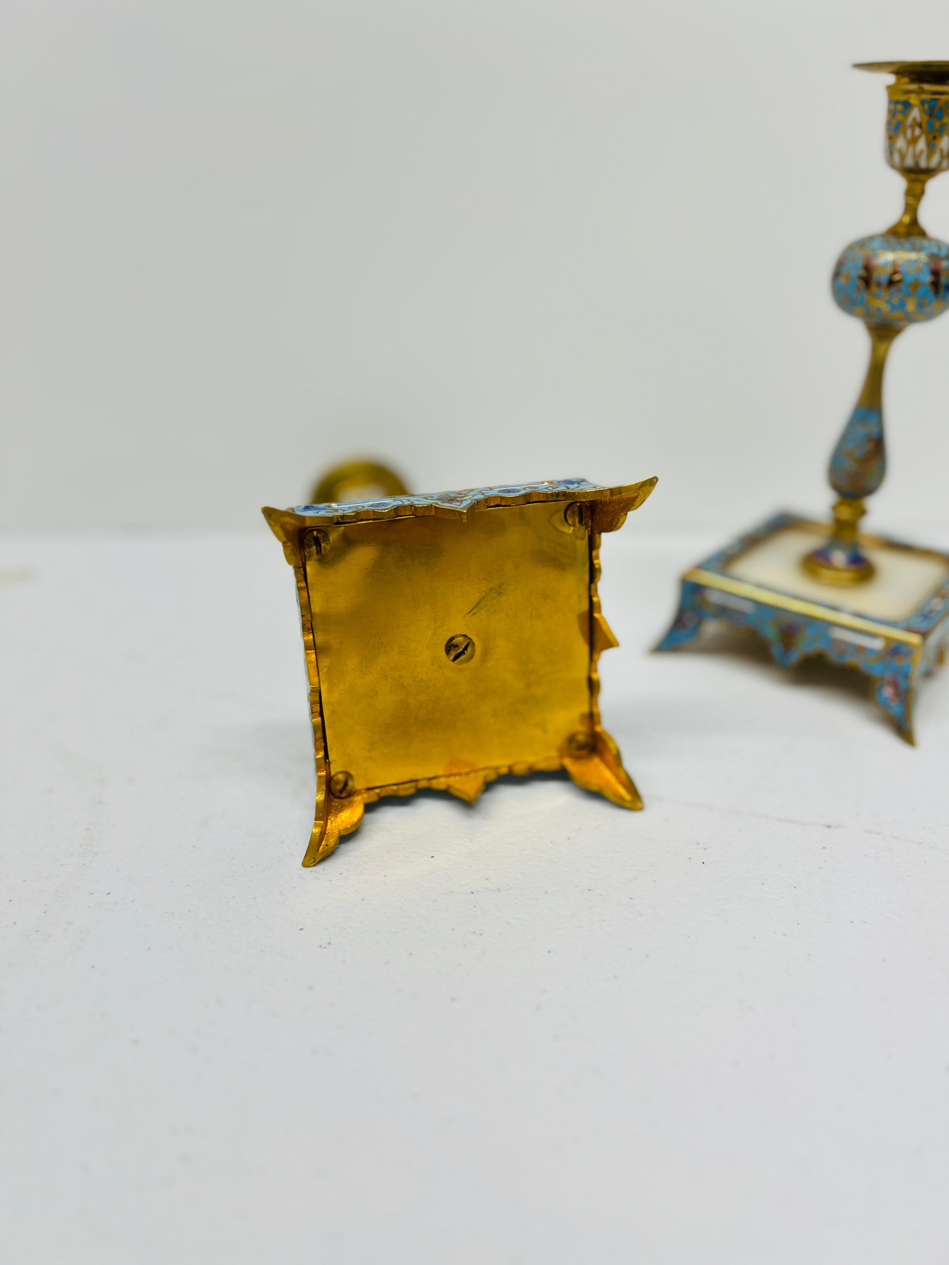 Coppia di candelieri francesi del XIX secolo in bronzo dorato, cloisonne e onice in vendita 3