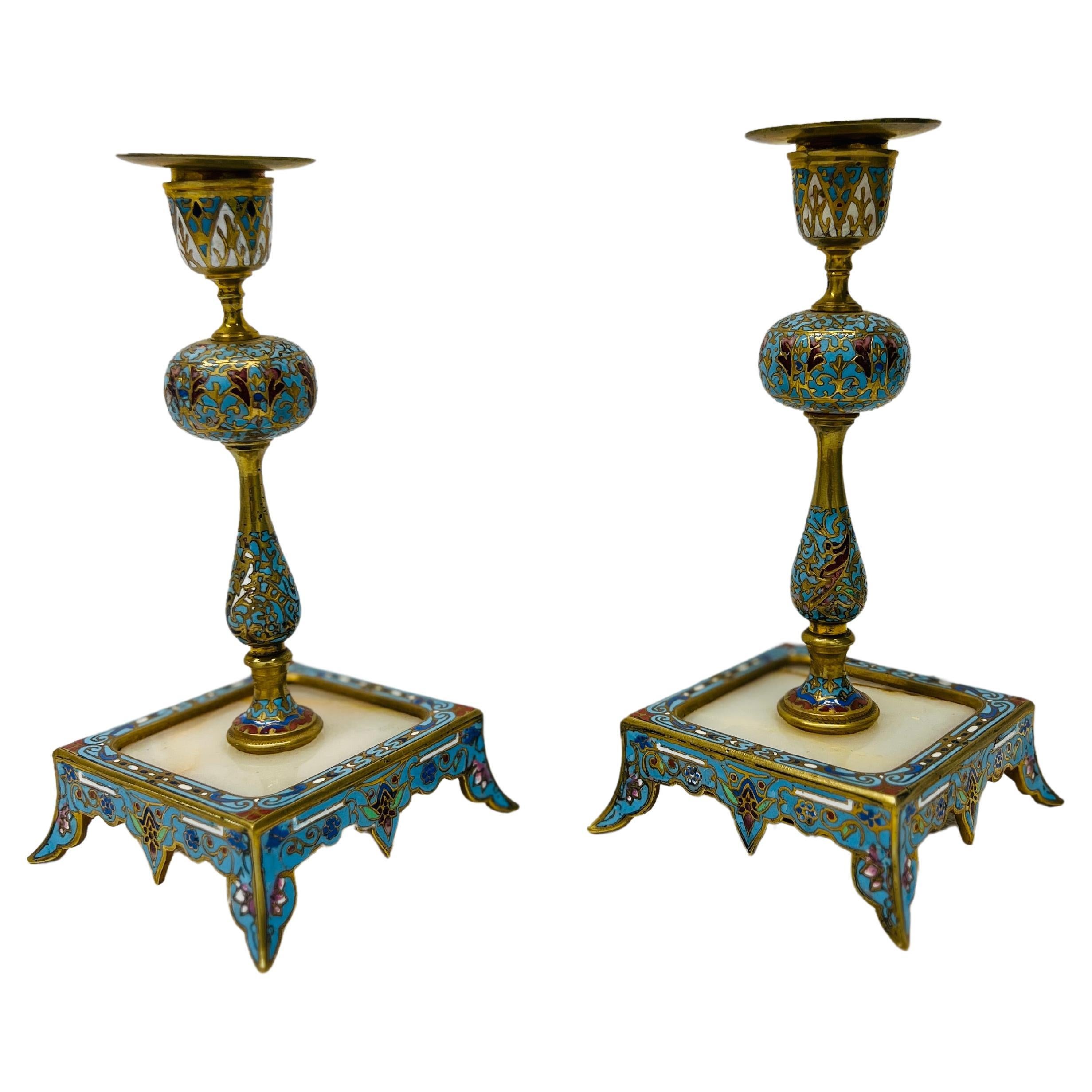 Coppia di candelieri francesi del XIX secolo in bronzo dorato, cloisonne e onice in vendita