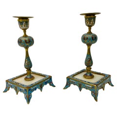 Coppia di candelieri francesi del XIX secolo in bronzo dorato, cloisonne e onice