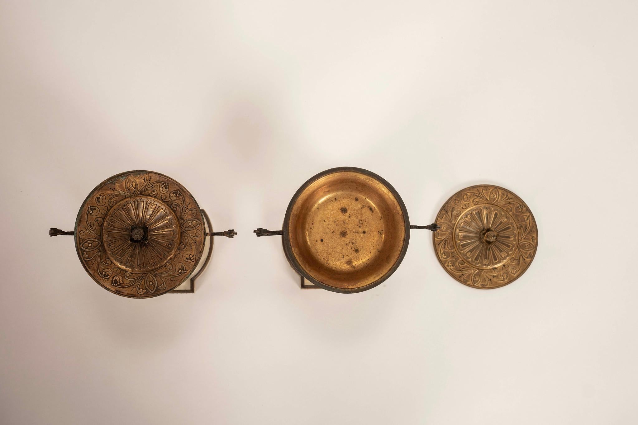 Paire de garnitures d'urnes néoclassiques en bronze doré et marbre du 19e siècle français en vente 3