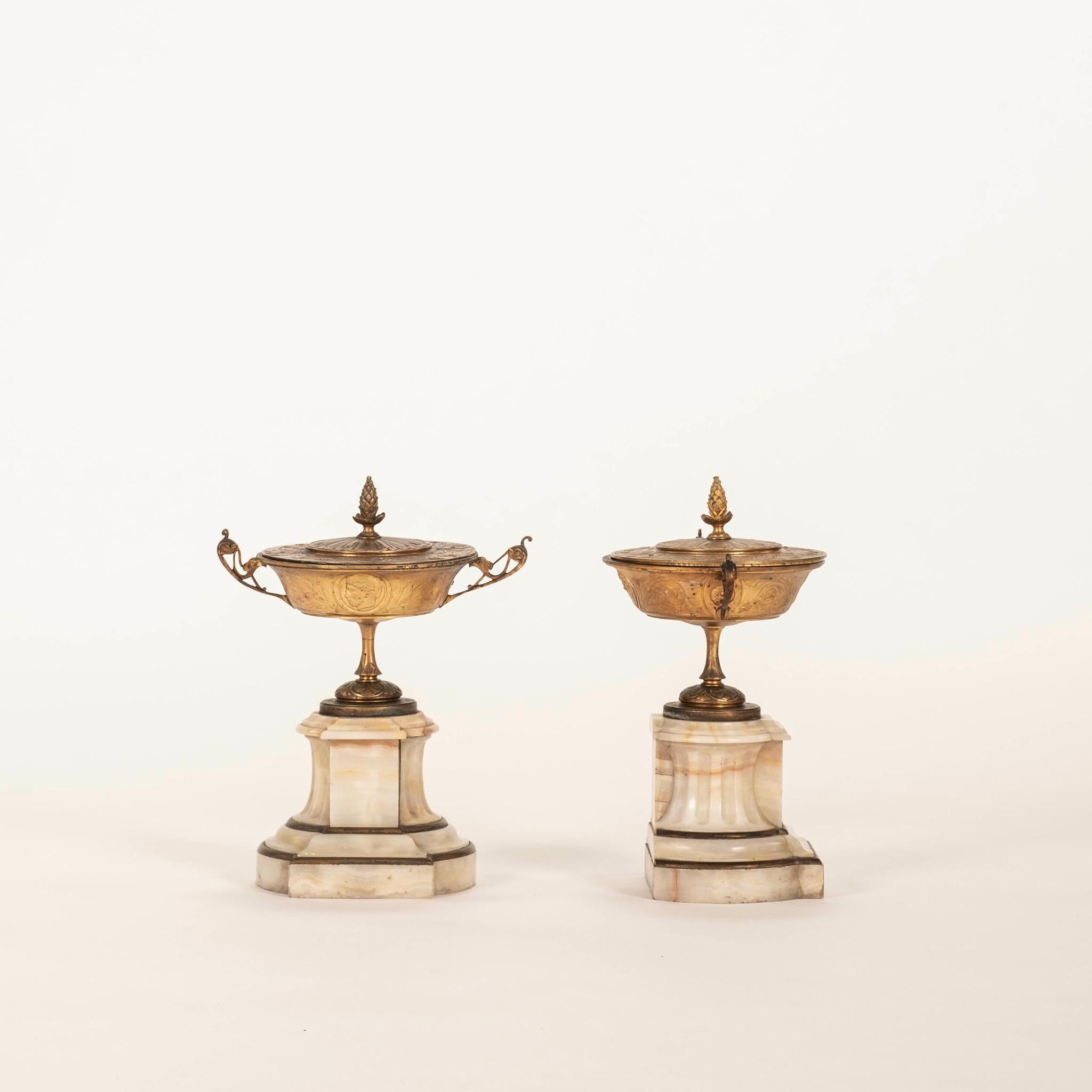 Néoclassique Paire de garnitures d'urnes néoclassiques en bronze doré et marbre du 19e siècle français en vente