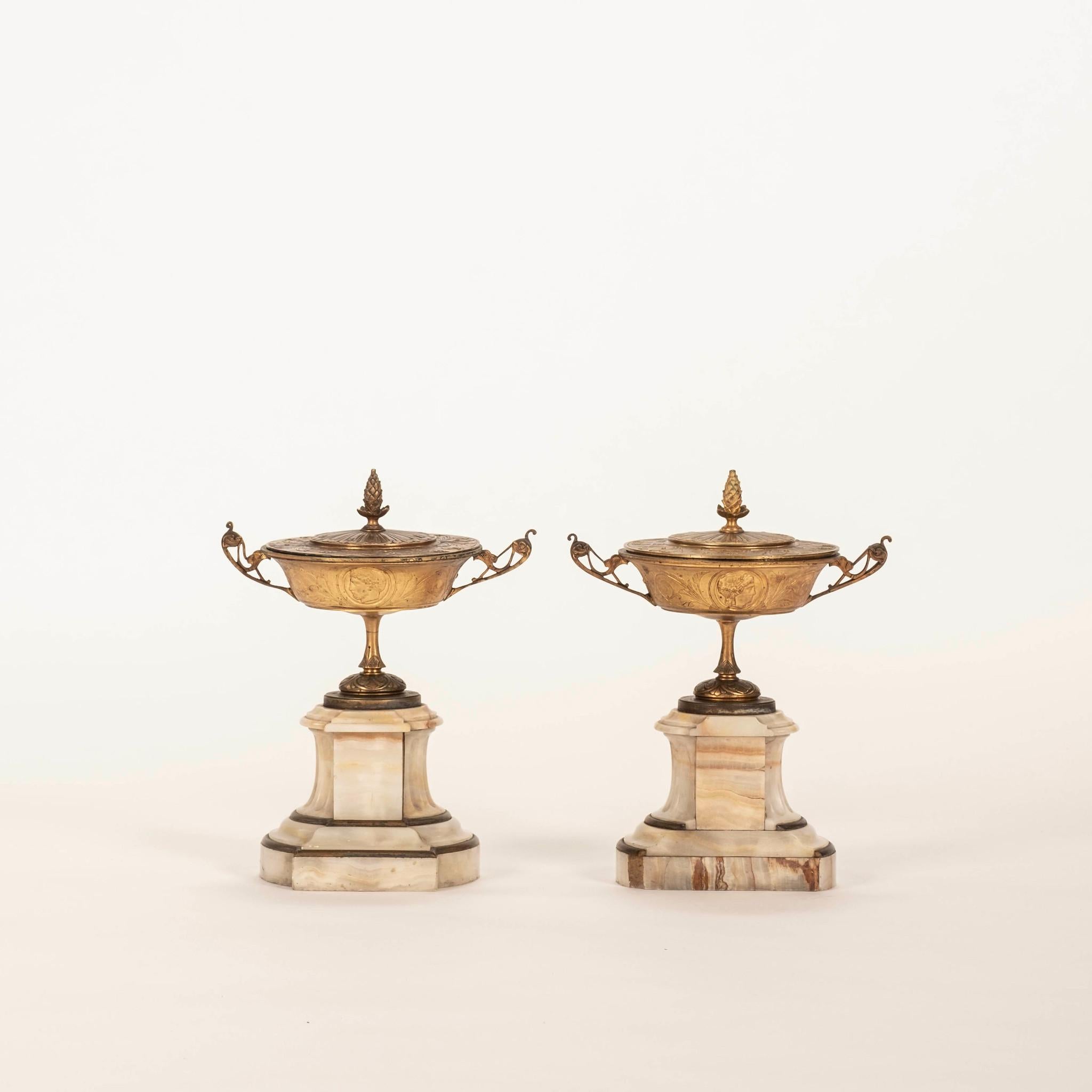 Français Paire de garnitures d'urnes néoclassiques en bronze doré et marbre du 19e siècle français en vente