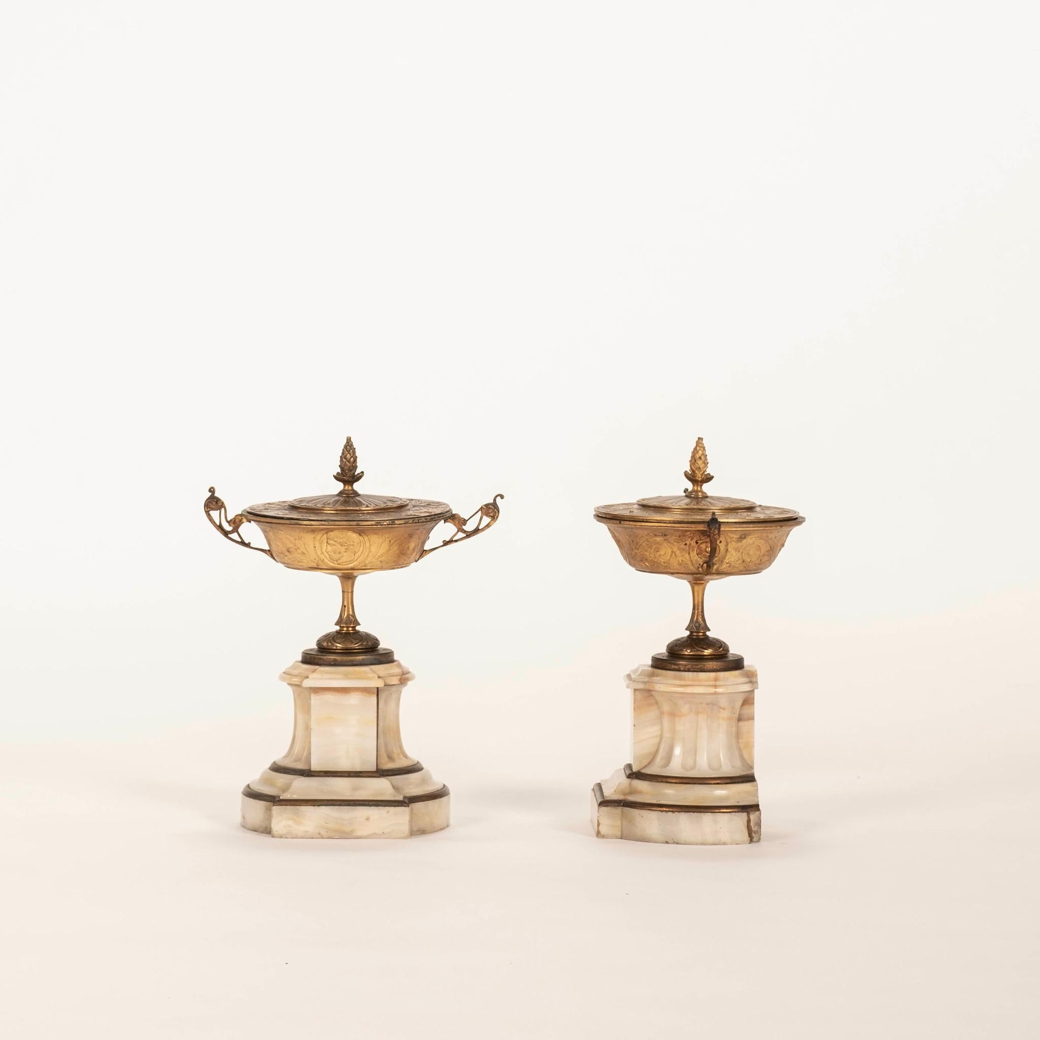 Doré Paire de garnitures d'urnes néoclassiques en bronze doré et marbre du 19e siècle français en vente