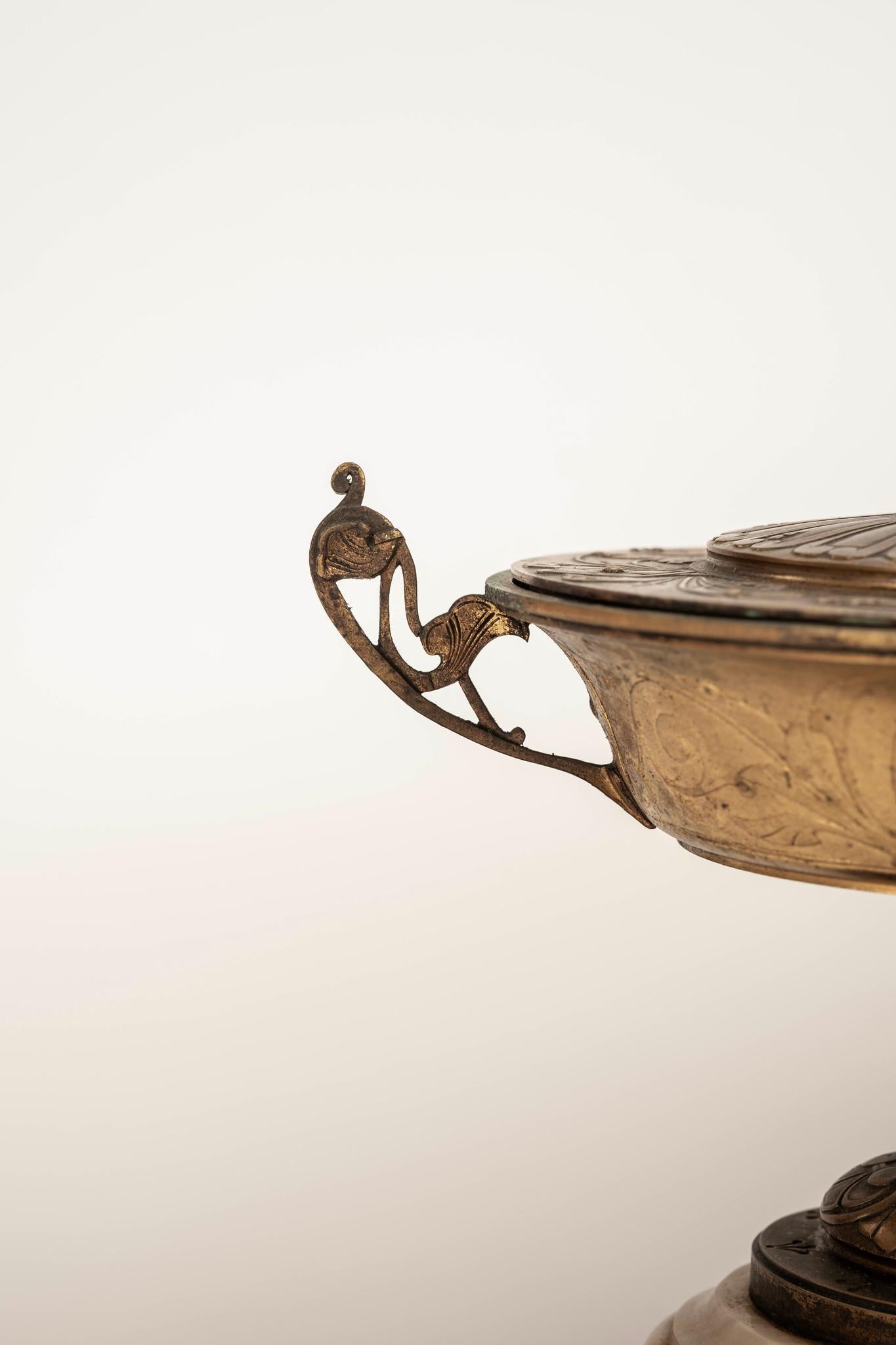 Paire de garnitures d'urnes néoclassiques en bronze doré et marbre du 19e siècle français Bon état - En vente à Houston, TX