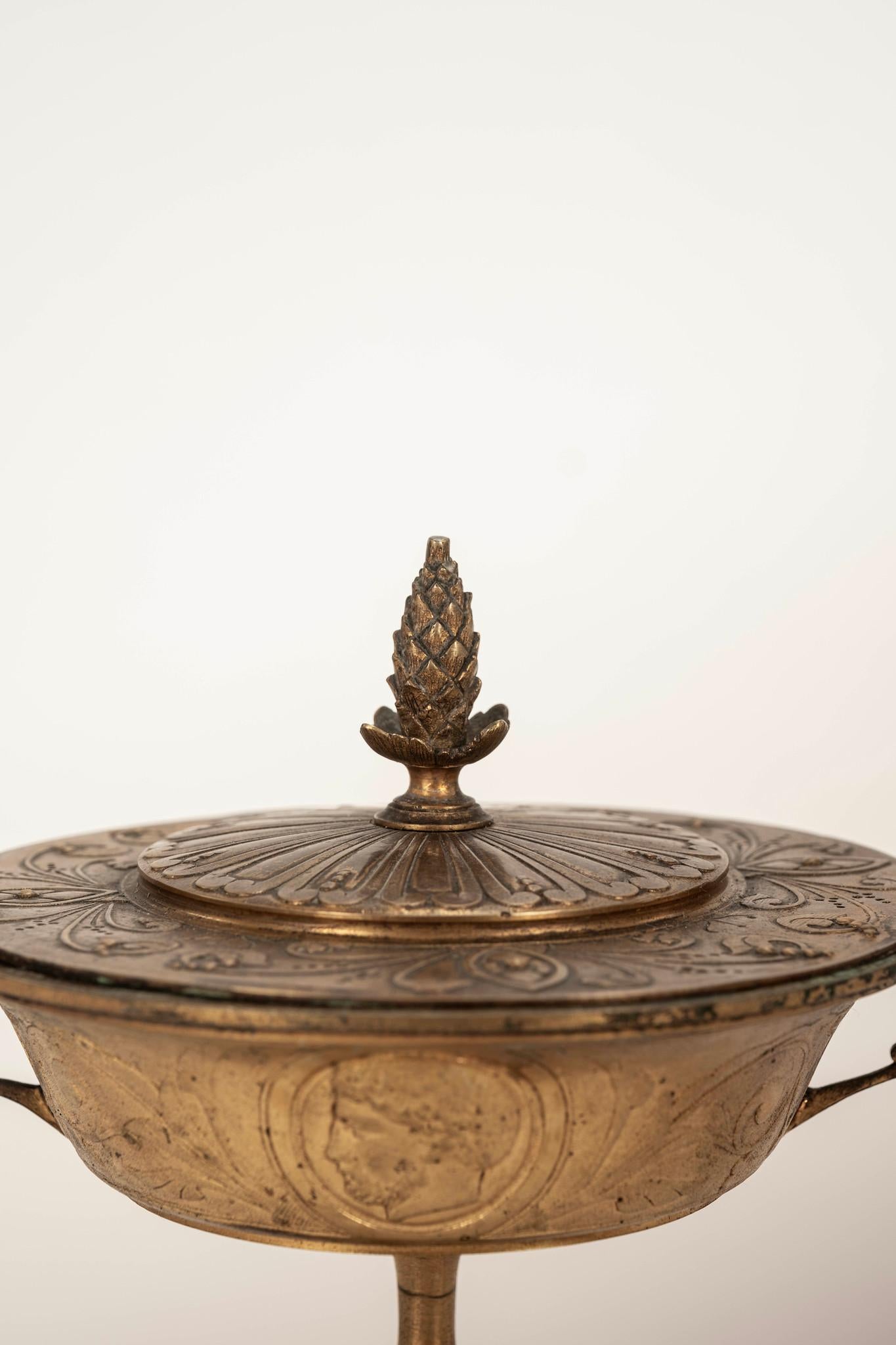 XIXe siècle Paire de garnitures d'urnes néoclassiques en bronze doré et marbre du 19e siècle français en vente