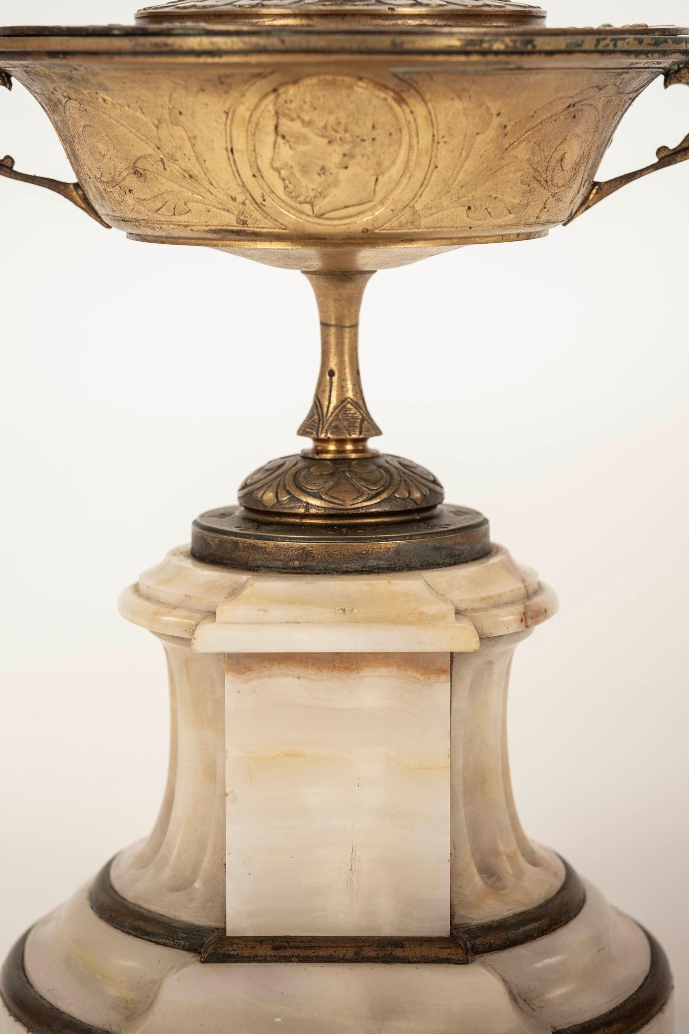 Bronze Paire de garnitures d'urnes néoclassiques en bronze doré et marbre du 19e siècle français en vente