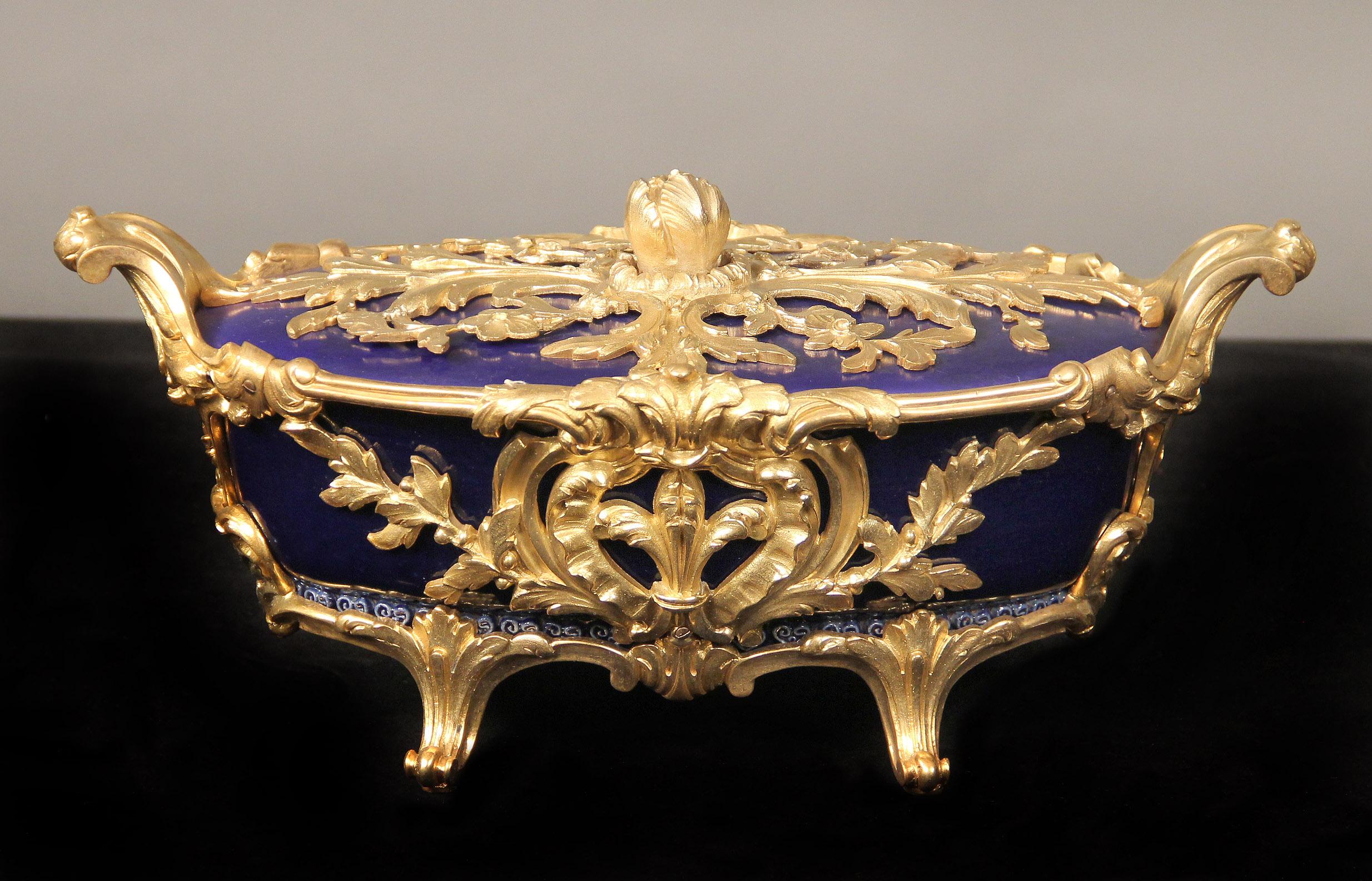 Pareja de dulceras de porcelana china montadas en bronce dorado francés del siglo XIX Belle Époque en venta